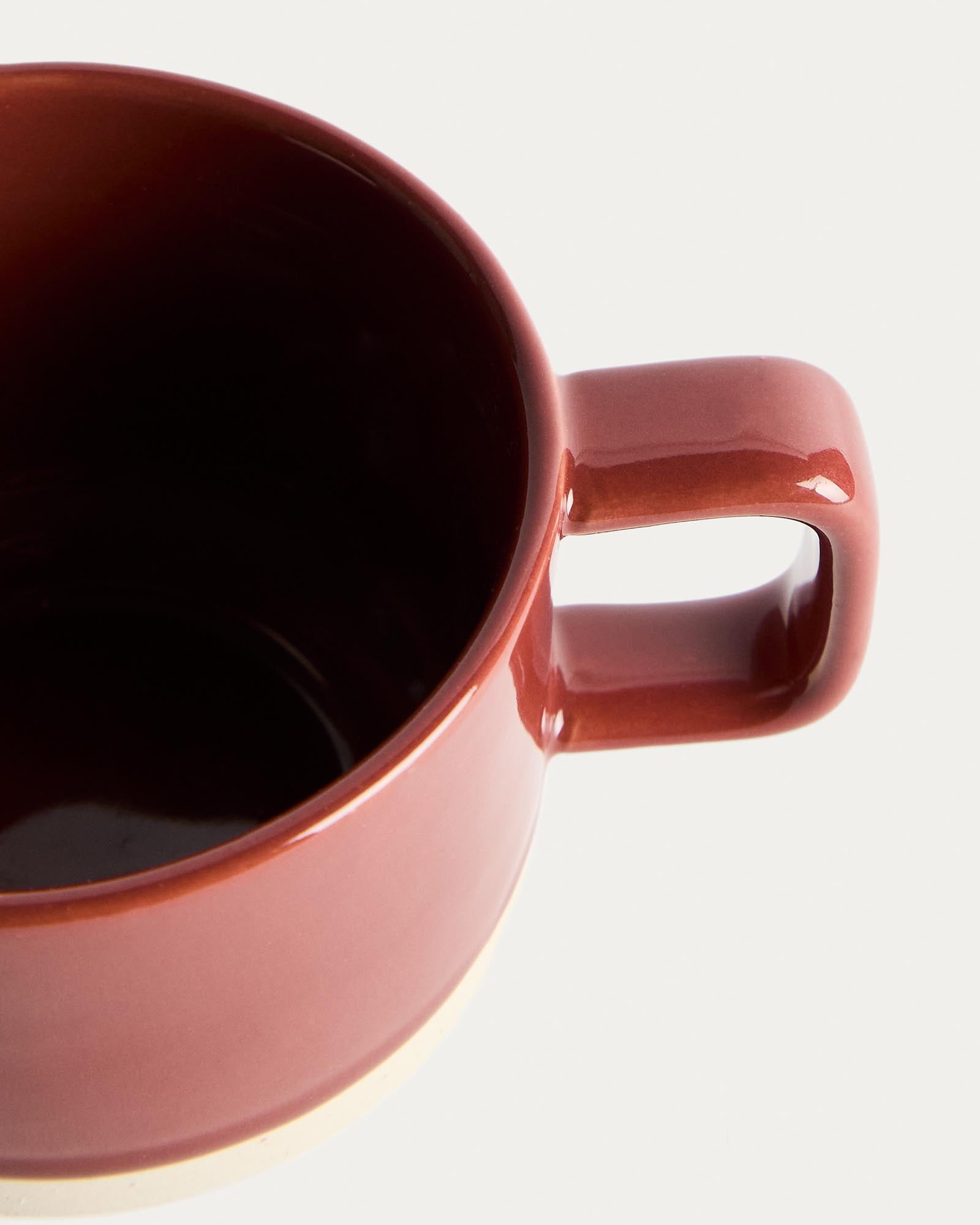 Elegante Granatrote Keramiktasse Doren von Kave Home, ideal für heiße Getränke und ein schönes Accessoire für jeden Tisch.