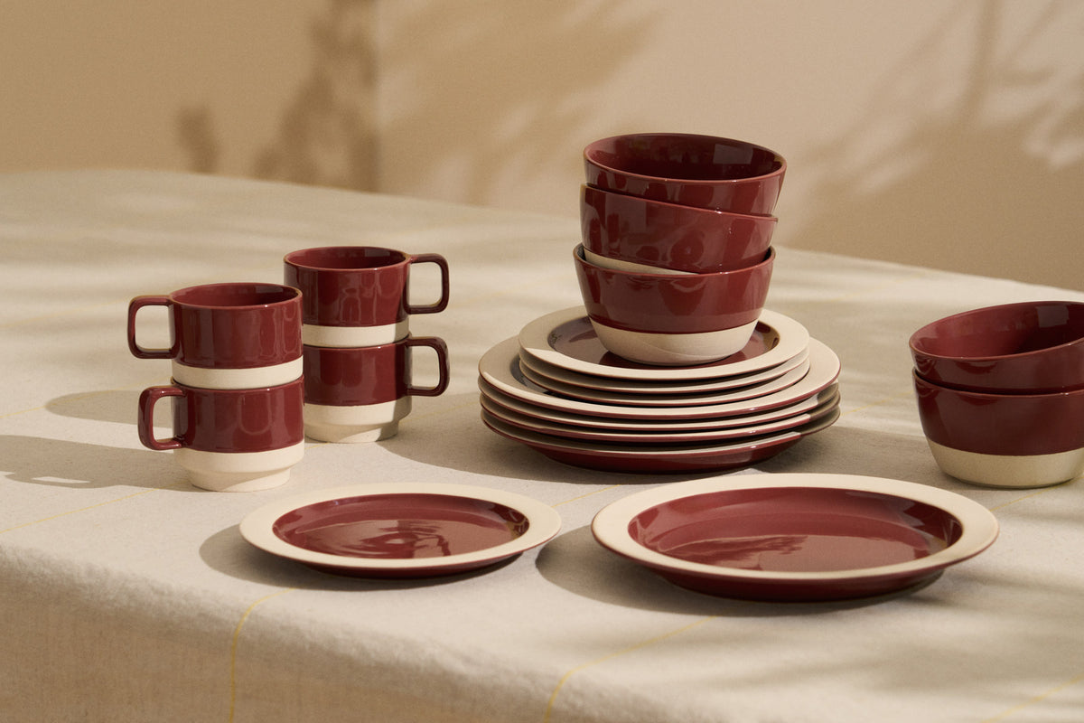 Teller Doren aus Keramik in Granatrot in Weiss präsentiert im Onlineshop von KAQTU Design AG. Teller ist von Kave Home
