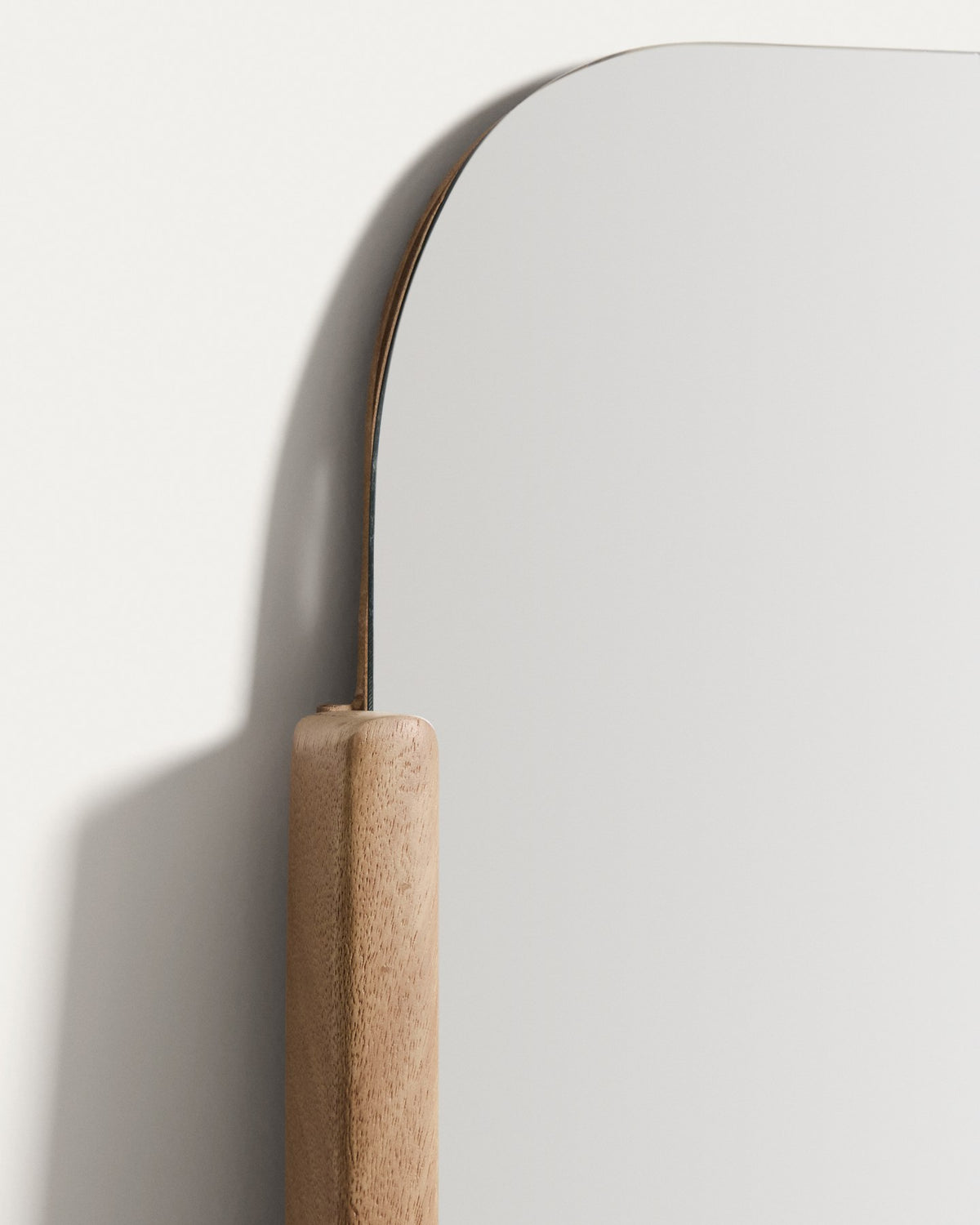 Standspiegel aus massivem Mangoholz in Natur- und Brauntönen mit ovaler Spiegelfläche und bogenförmiger Holzbasis, Höhe 197 cm.
