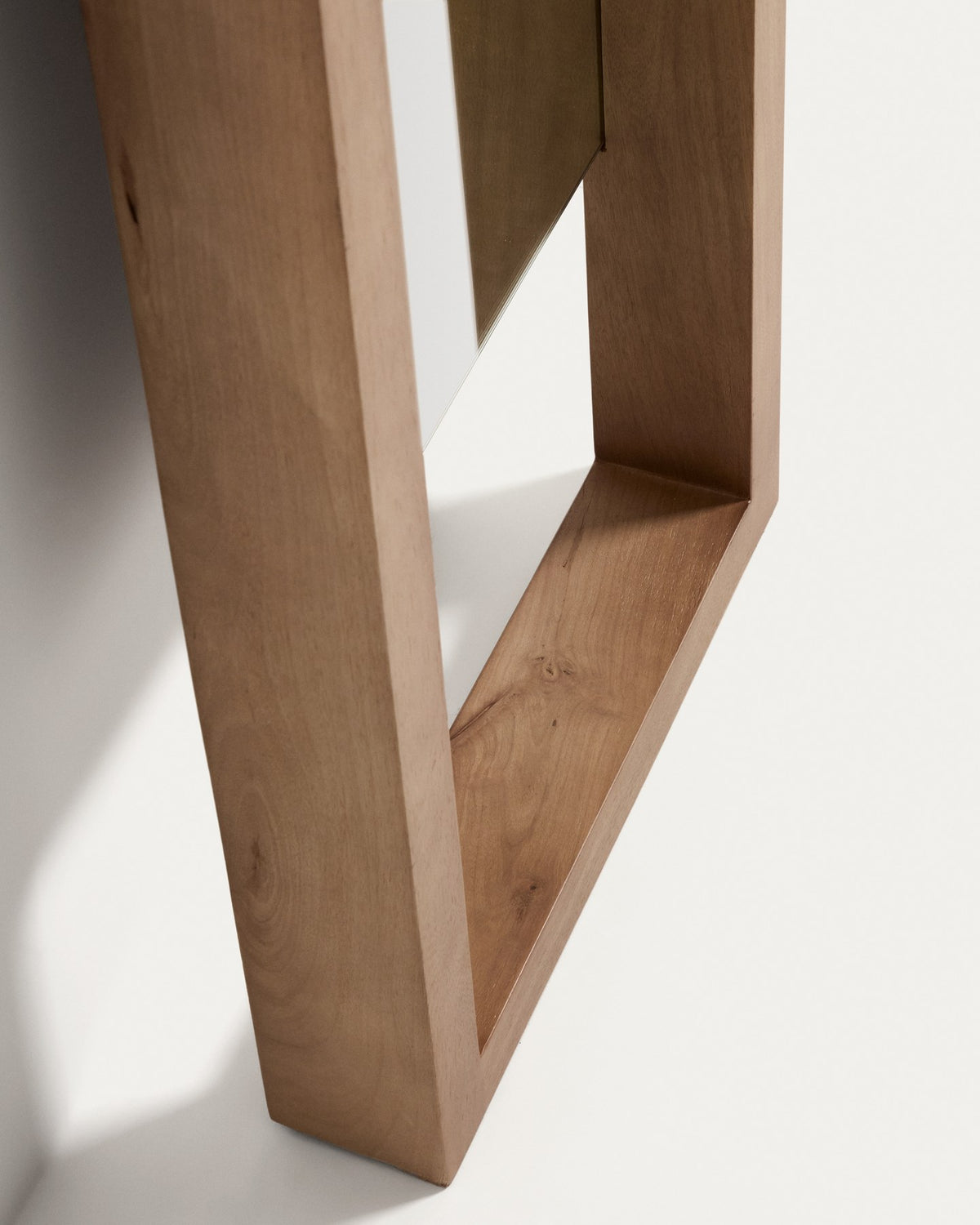Standspiegel Vatro von Kave Home aus massivem Mangoholz in Naturton, geradliniger Rahmen, Masse 52 x 181 cm, mit Kippsicherung.