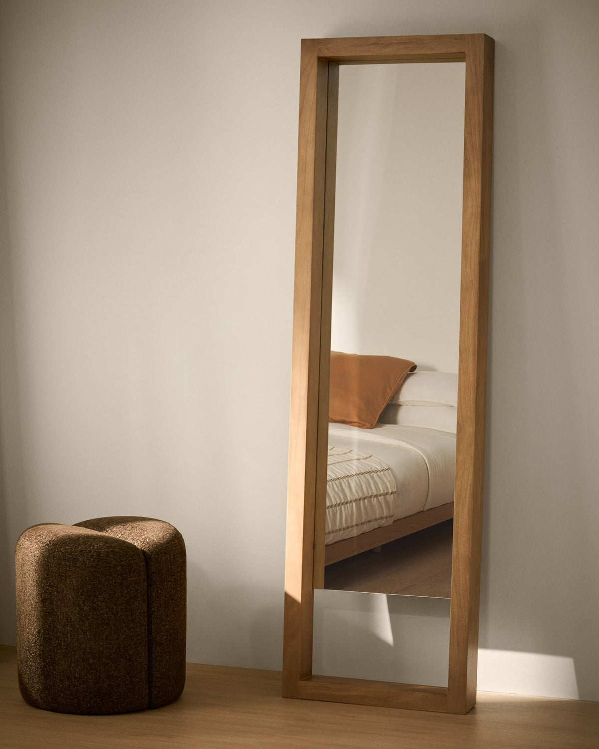 Standspiegel Vatro von Kave Home aus massivem Mangoholz in Naturton, geradliniger Rahmen, Masse 52 x 181 cm, mit Kippsicherung.