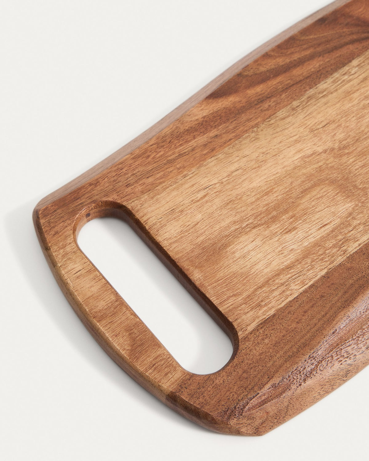 Braunes Servierbrett Zeun aus Akazienholz mit natürlicher Holzmaserung, rechteckige Form, Grösse 40 x 20 x 1.5 cm, lackierte Oberfläche.