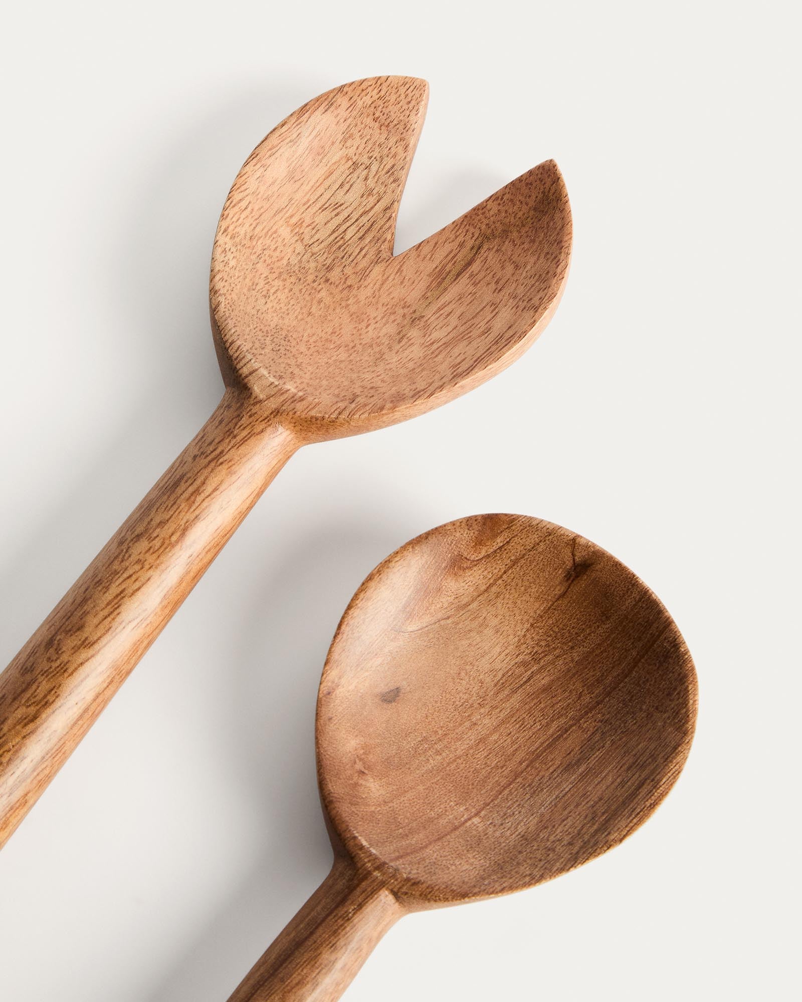 Elegantes Set Malor aus zwei hochwertigen Küchenutensilien aus Akazienholz, ideal für die Zubereitung und Servierung von Salaten.