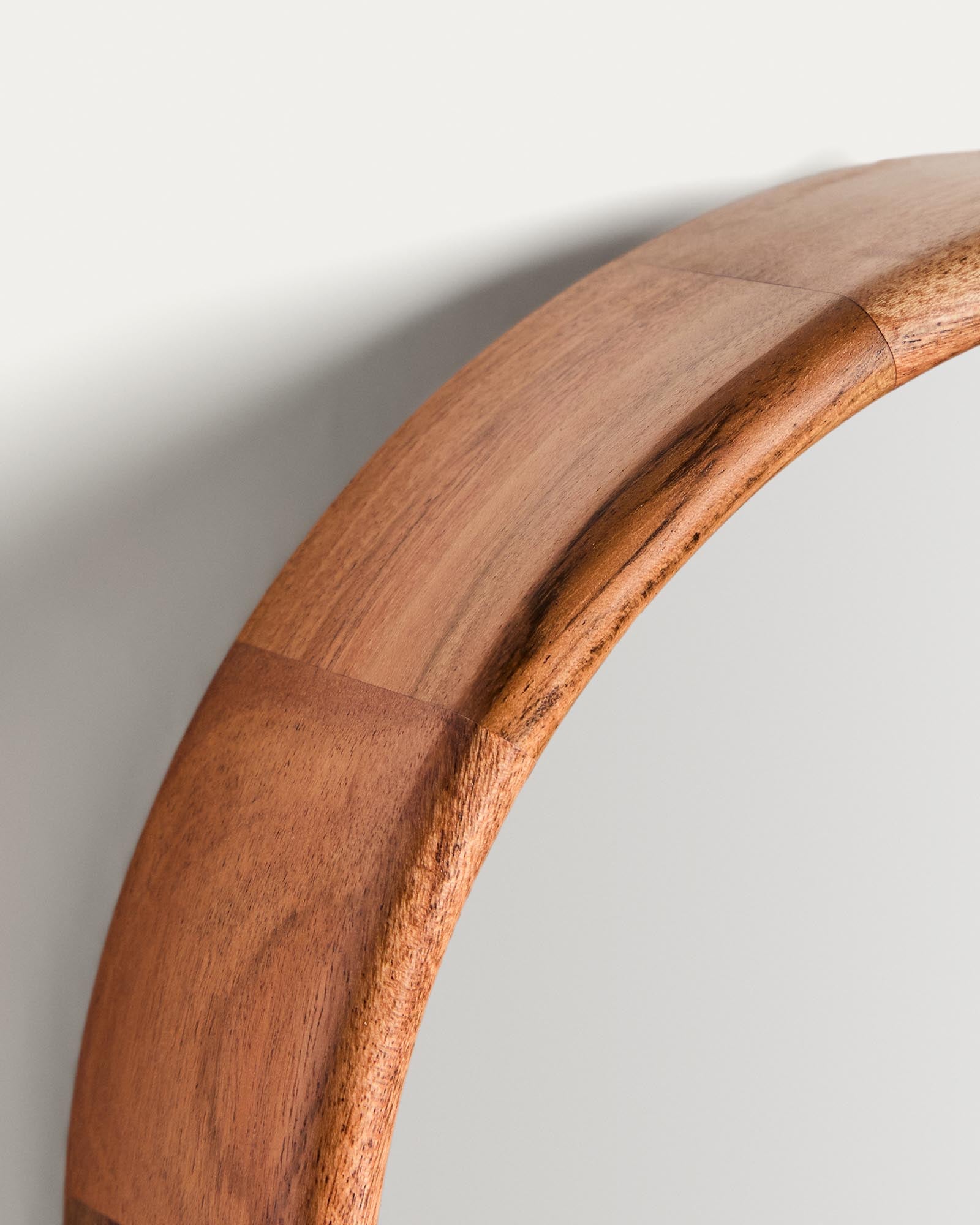 Eleganter Wandspiegel aus hochwertigem Akazienholz mit einem Durchmesser von 30,5 cm, ideal für stilvolle Wohnräume.