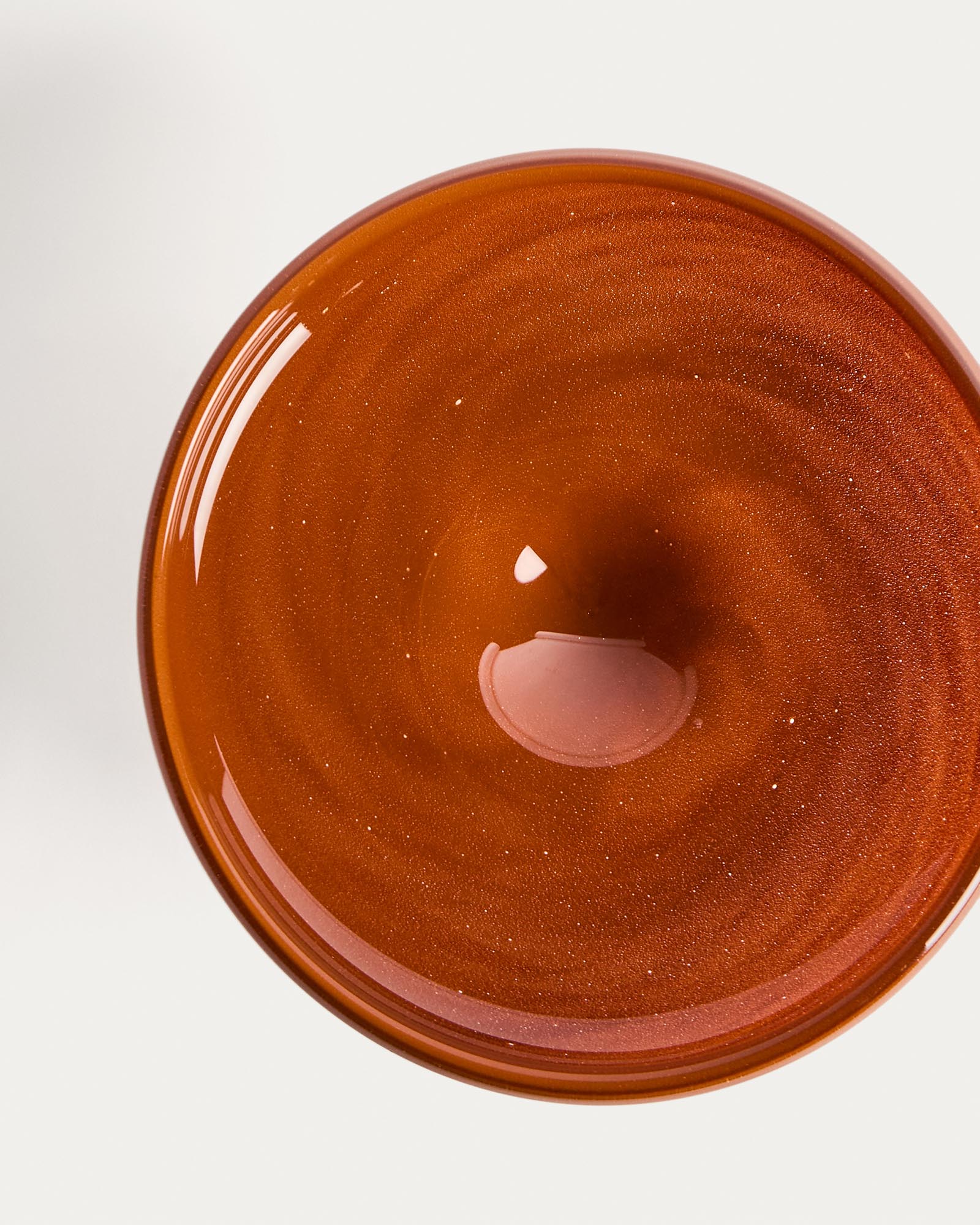 Eleganter Tafelaufsatz Denuo aus leuchtendem rotem Glas, Ø 28 cm, ideal für stilvolle Dekorationen und besondere Anlässe.