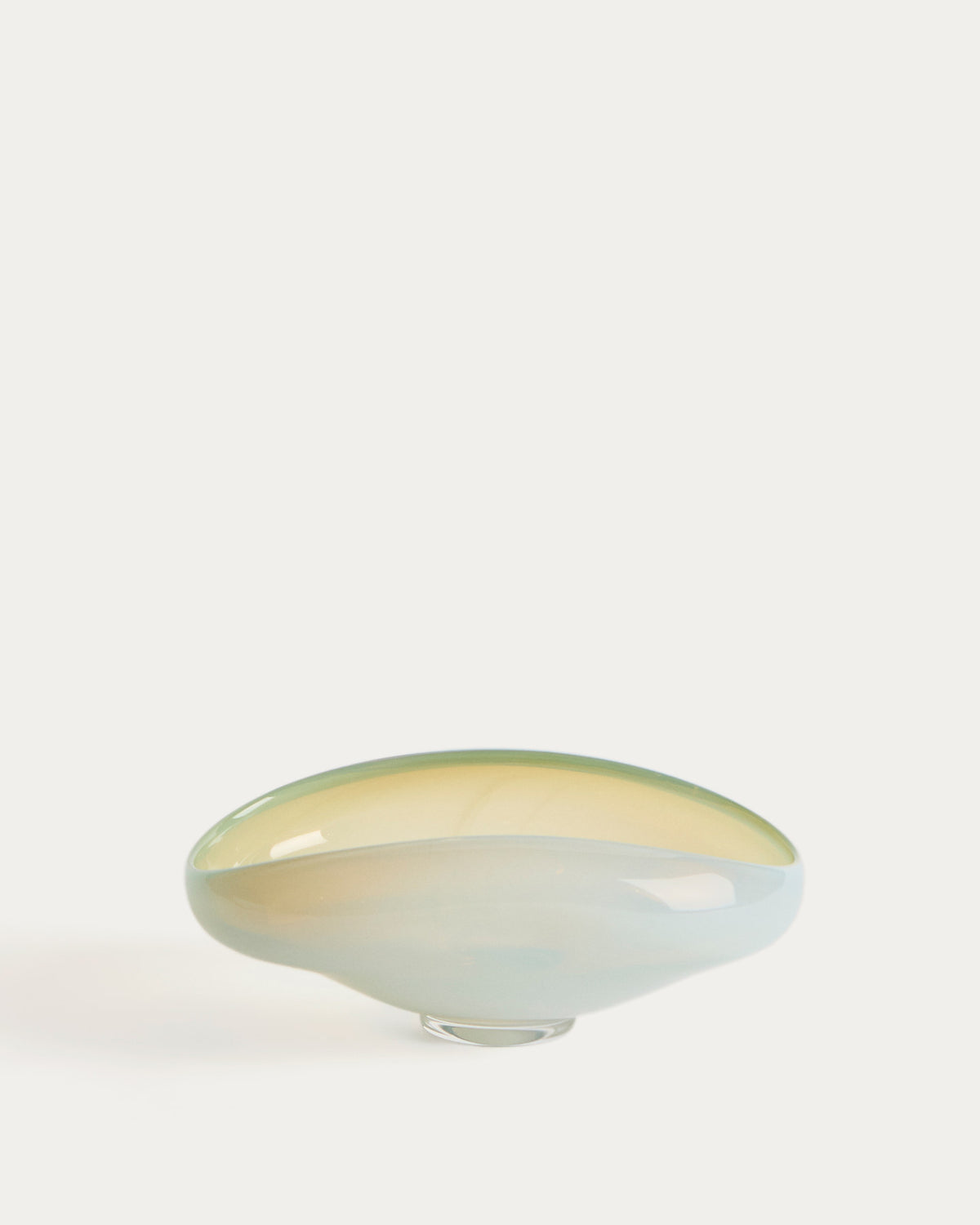 Tafelaufsatz Nodila aus weissem Glas, 23 x 16,5 cm in Transparent, Weiss präsentiert im Onlineshop von KAQTU Design AG. Vase ist von Kave Home