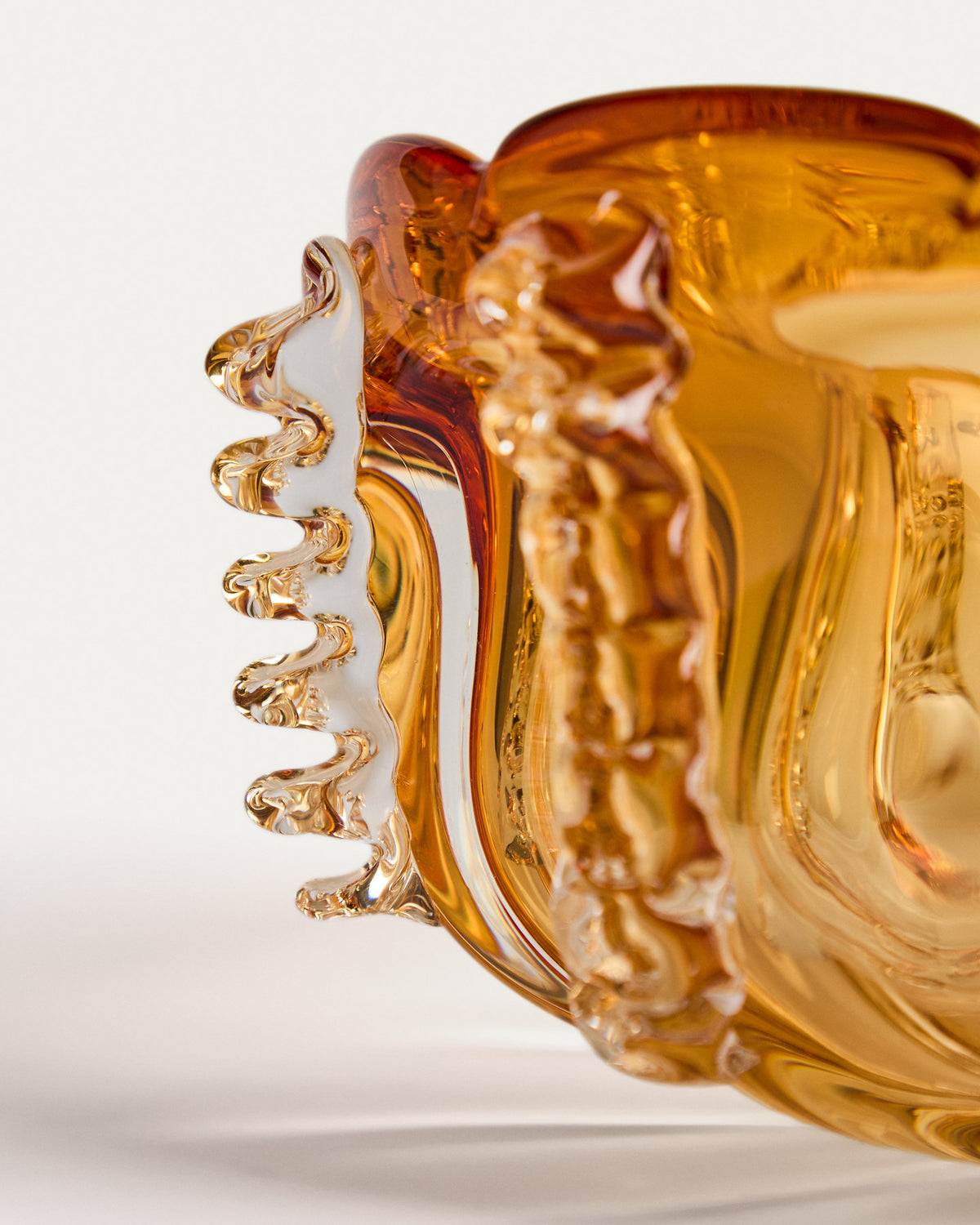 Tafelaufsatz Nicora aus orangefarbenem Glas, Ø 30 cm in Transparent präsentiert im Onlineshop von KAQTU Design AG. Vase ist von Kave Home