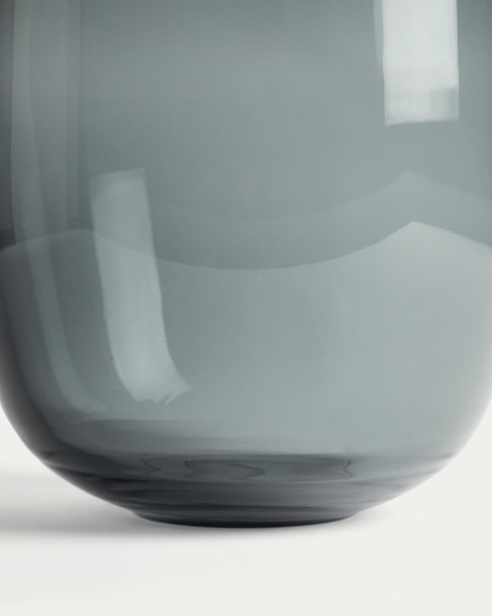 Eleganter Tafelaufsatz Sirau aus grauem Glas mit einem Durchmesser von 24 cm, ideal für dekorative Akzente und stilvolle Tischgestaltungen.