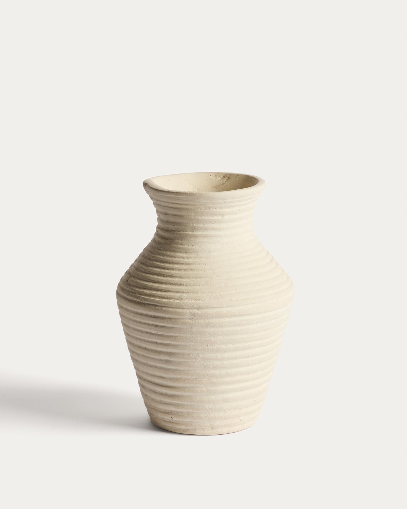 Beige Pappmaché-Vase Pria, 25 cm in Beige präsentiert im Onlineshop von KAQTU Design AG. Vase ist von Kave Home