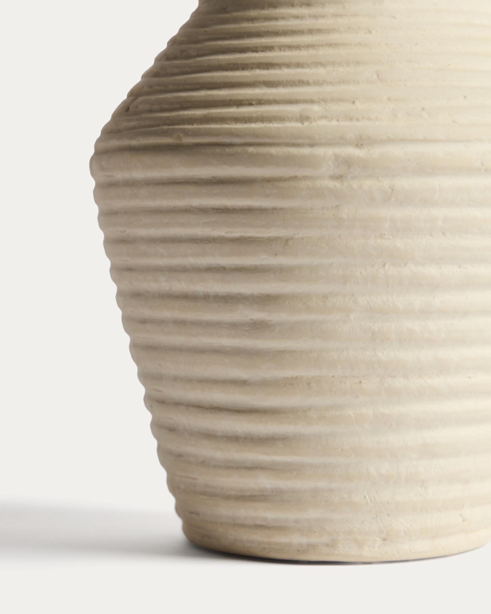 Elegante beige Pappmaché-Vase Pria, 25 cm hoch, ideal für moderne Wohnräume und kreative Arrangements.