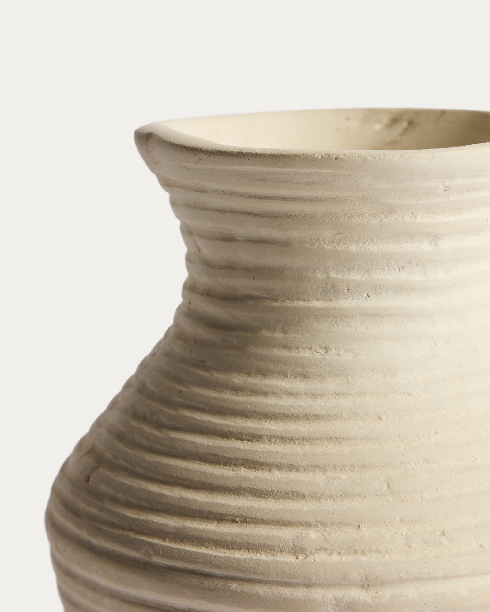 Stilvolle beige Pappmaché-Vase Pria, 25 cm, perfekt für zeitgenössische Dekoration und individuelle Blumenarrangements.