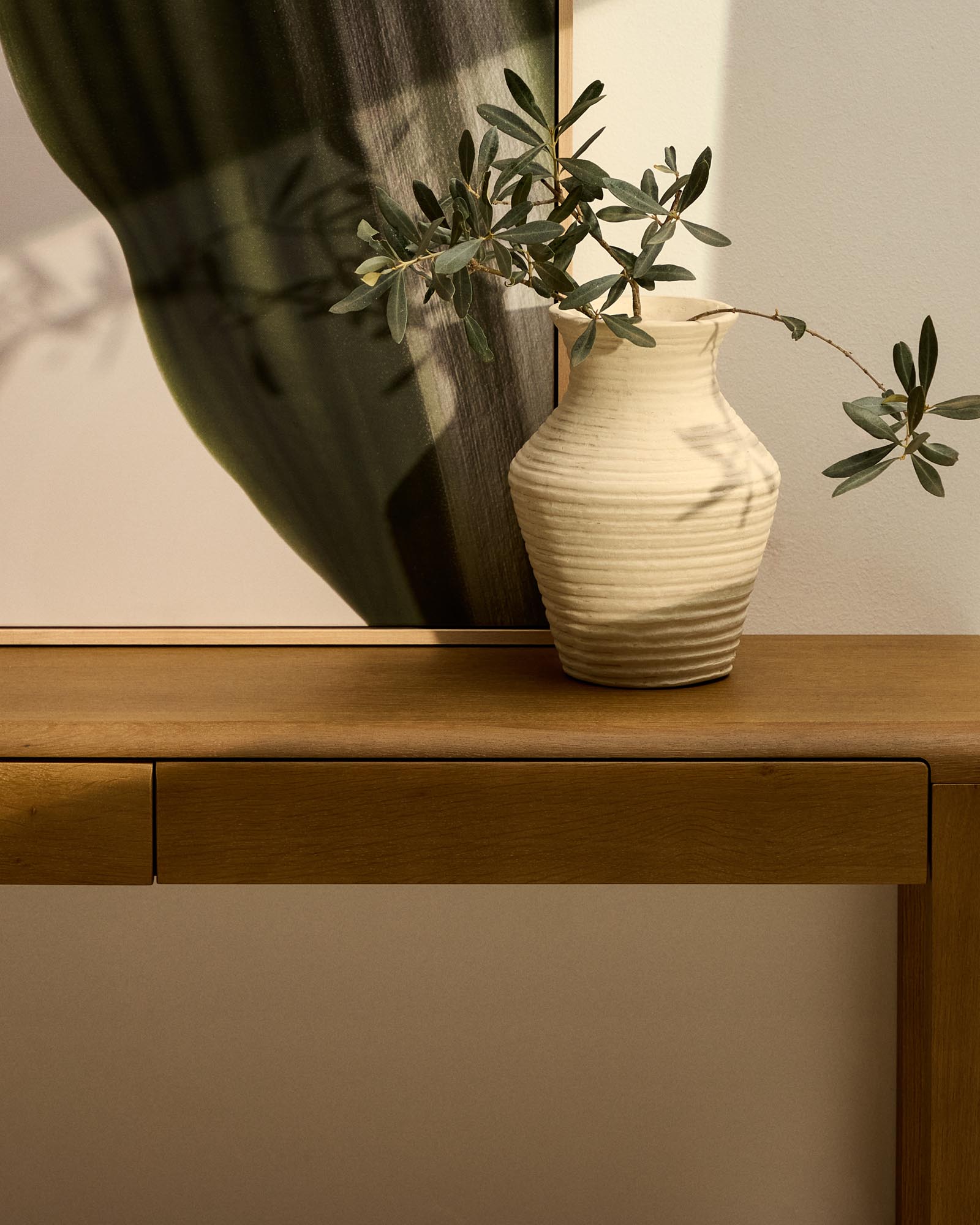 Elegante beige Pappmaché-Vase Pria von Kave Home, 25 cm hoch, ideal für stilvolle Blumenarrangements und moderne Wohnakzente.