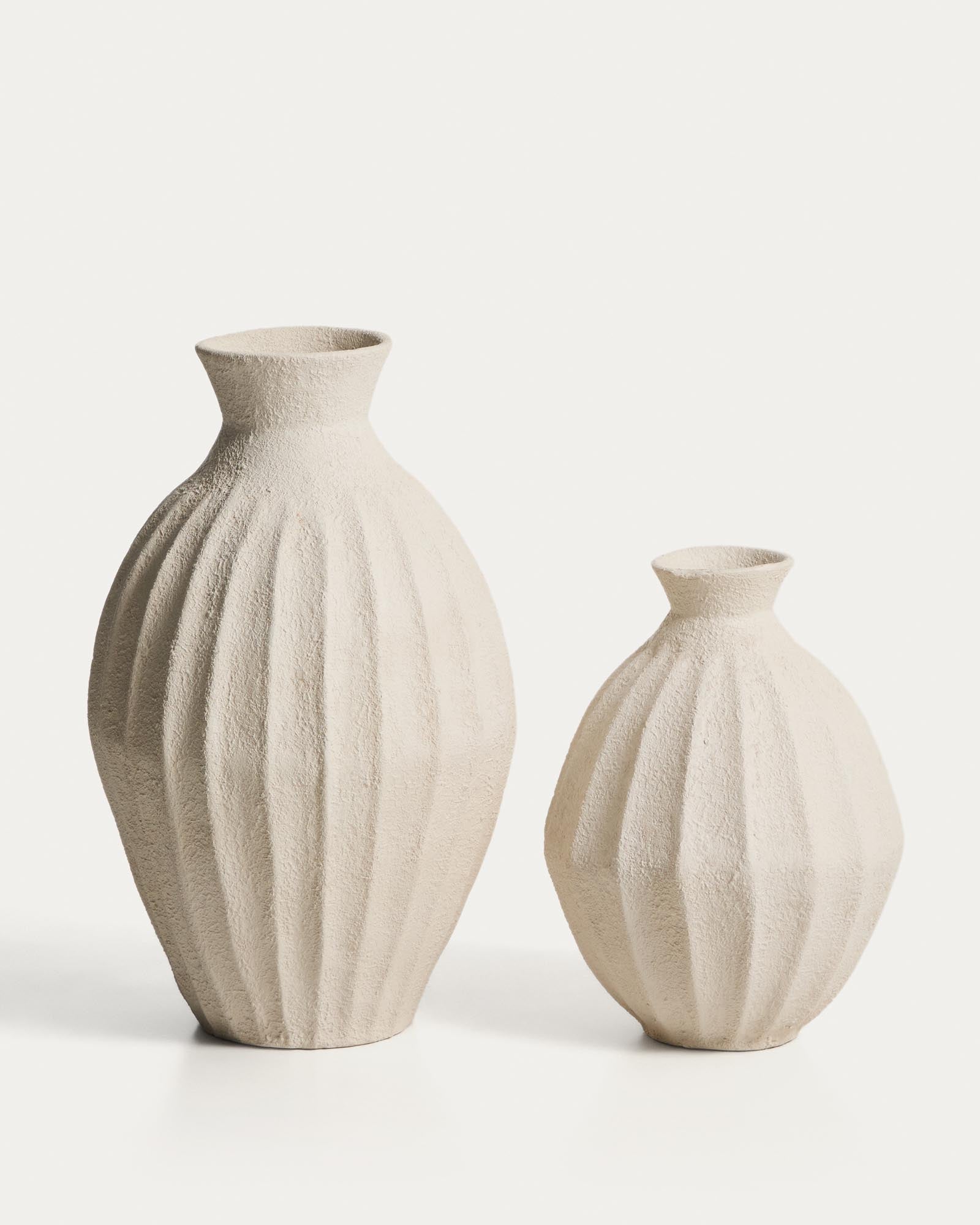 Stilvolle beige Pappmaché-Vase Arquena von Kave Home, 67 cm hoch, perfekt für kreative Blumenarrangements und moderne Inneneinrichtung.