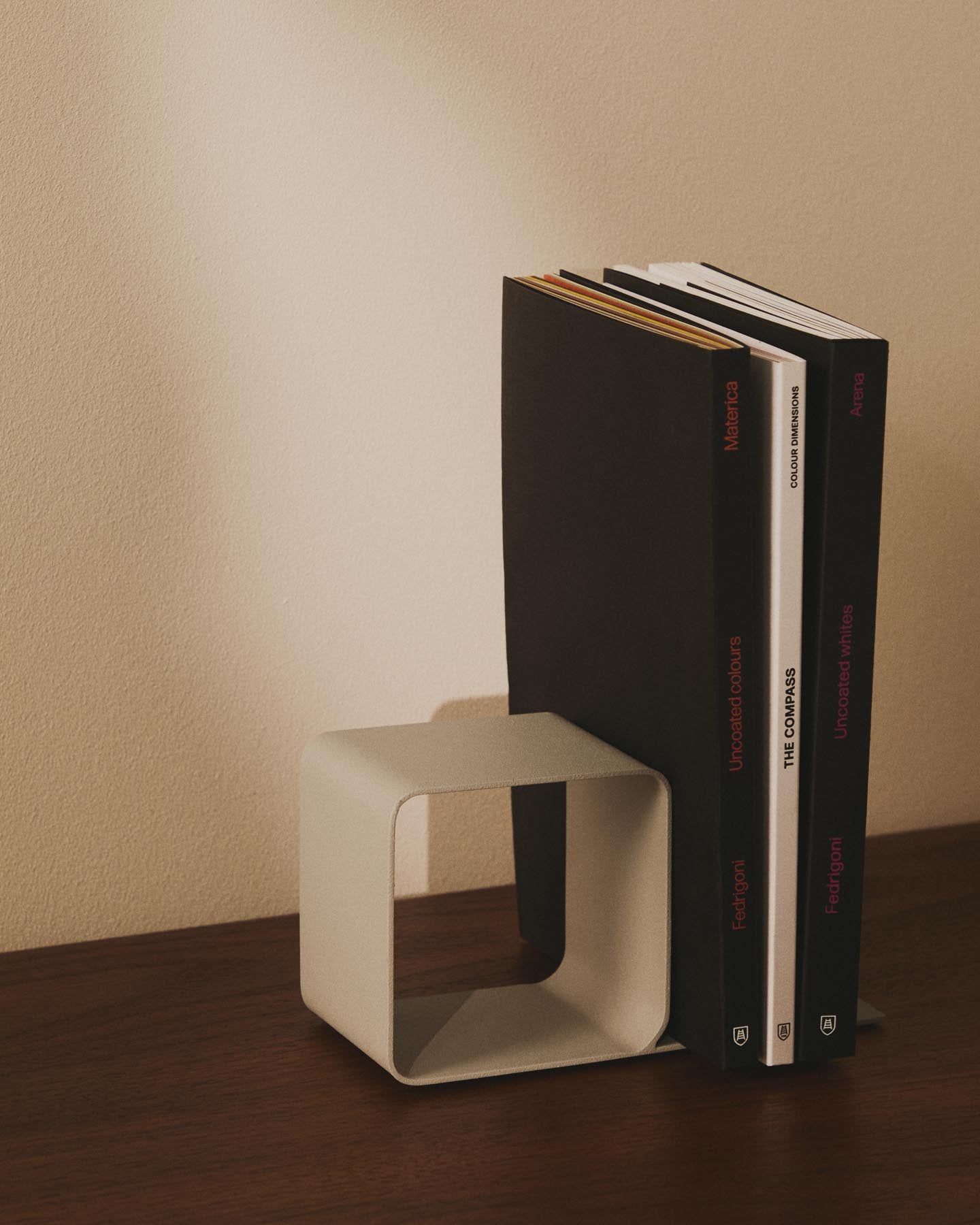 Buchstütze Mistra aus beigem Eisen in Beige präsentiert im Onlineshop von KAQTU Design AG. Büromaterial ist von Kave Home