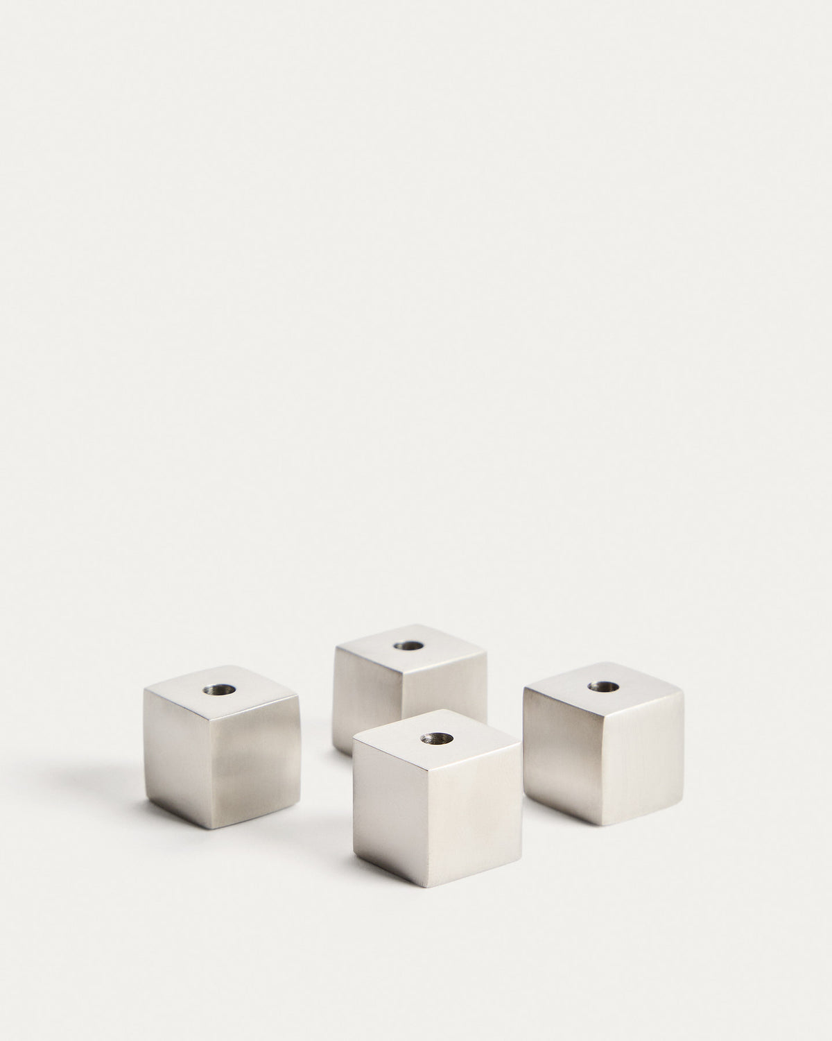 Set Acadia mit 4 Kerzenhaltern aus Edelstahl mit matt silbernem Finish in Grau, Silber präsentiert im Onlineshop von KAQTU Design AG. Kerzenständer ist von Kave Home