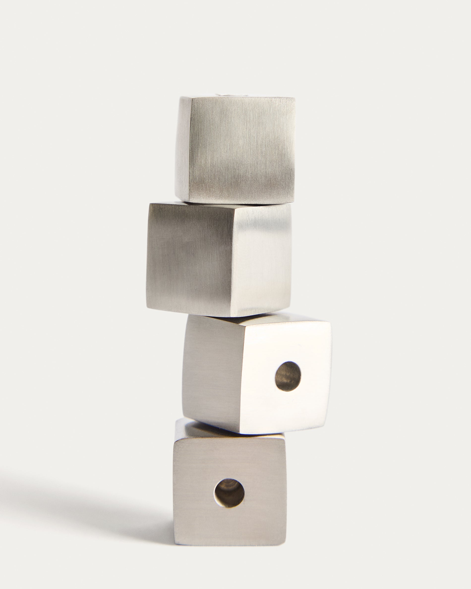Set Acadia mit vier edlen Kerzenhaltern aus hochwertigem Edelstahl, matt silberfarben, perfekt für stilvolle Tischdekoration.