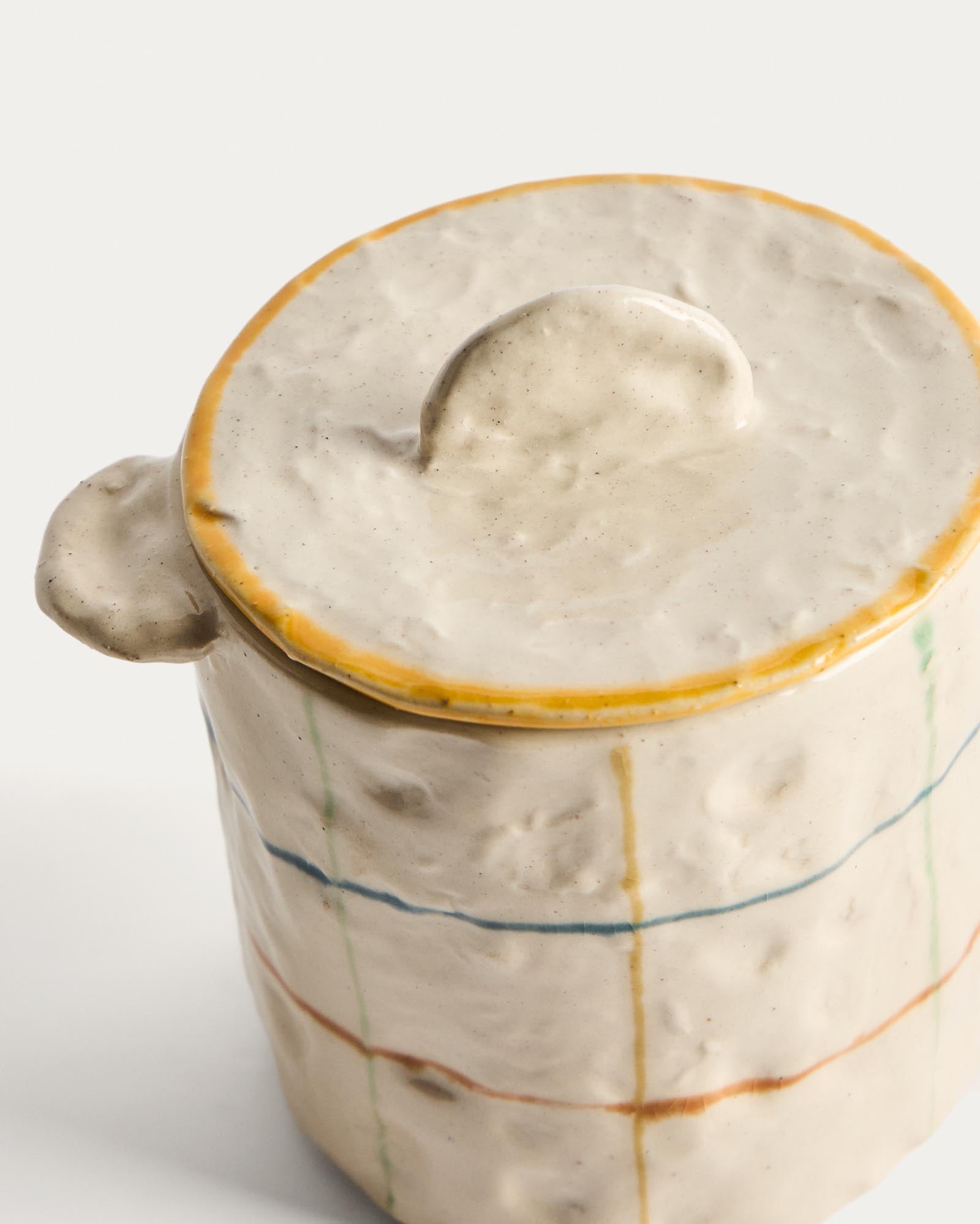 Bunter Keramiktopf Belor mit lebhaften Linien, 13,5 cm hoch, ideal für stilvolle Aufbewahrung und Dekoration in jedem Raum.
