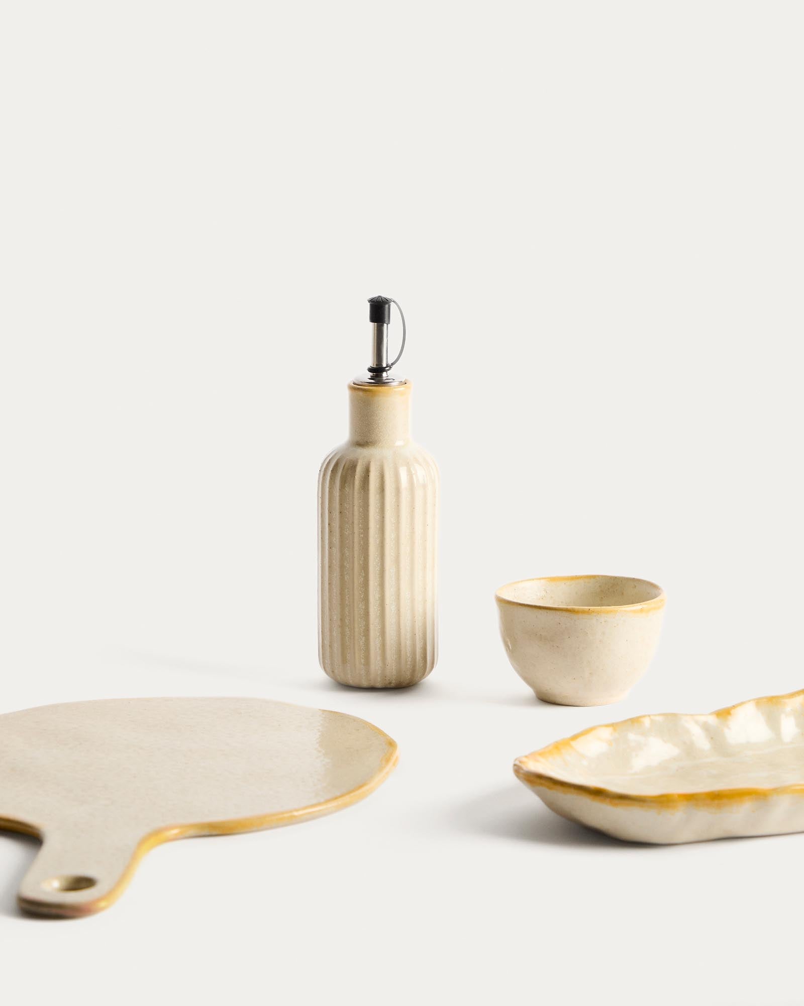 Elegante weiße Keramik-Ölflasche Belor von Kave Home, ideal für die stilvolle Präsentation und Aufbewahrung von Essenzen in der Küche.