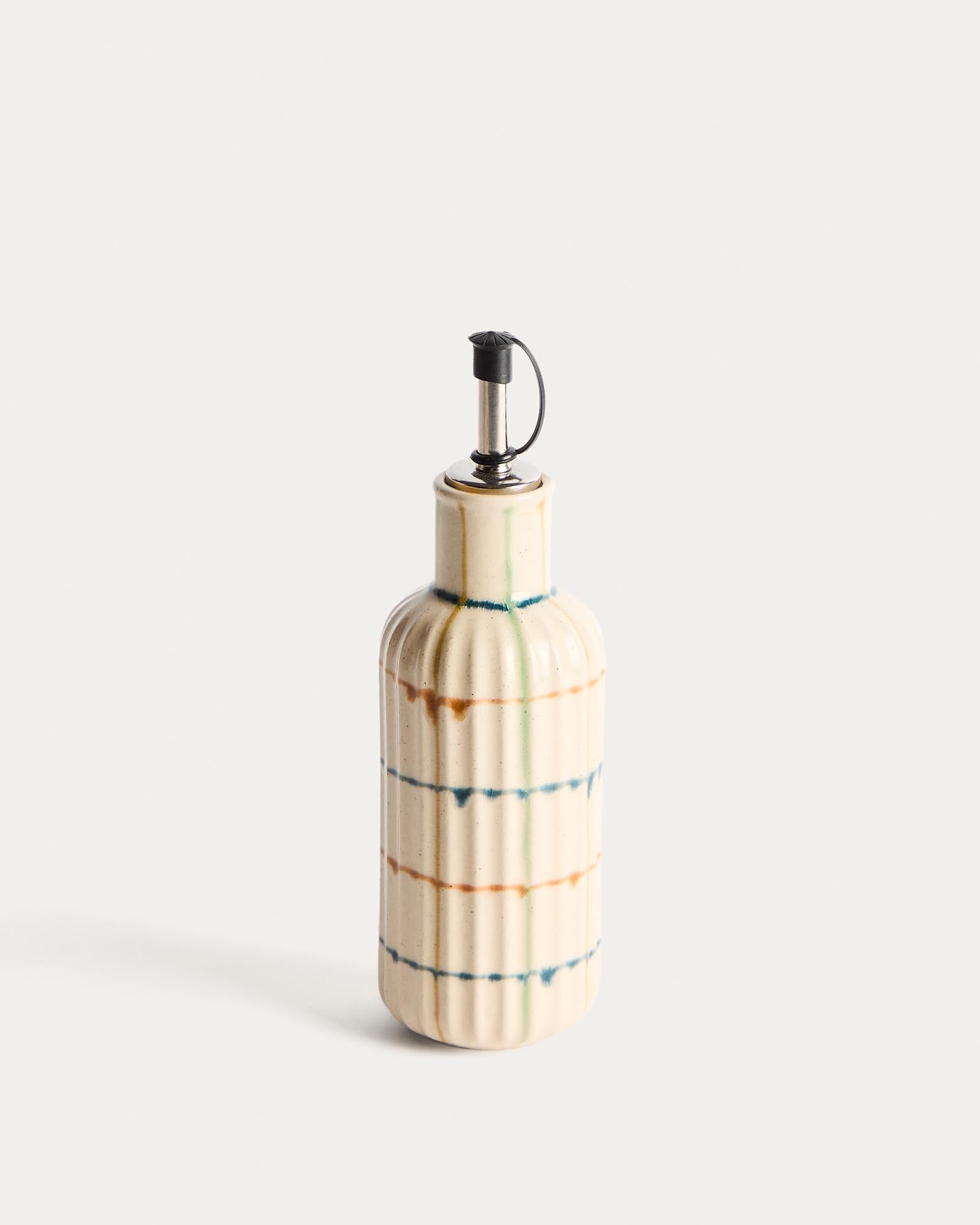 Ölflasche Belor aus Keramik mit bunten Linien in Weiss präsentiert im Onlineshop von KAQTU Design AG. Öl & Essig ist von Kave Home