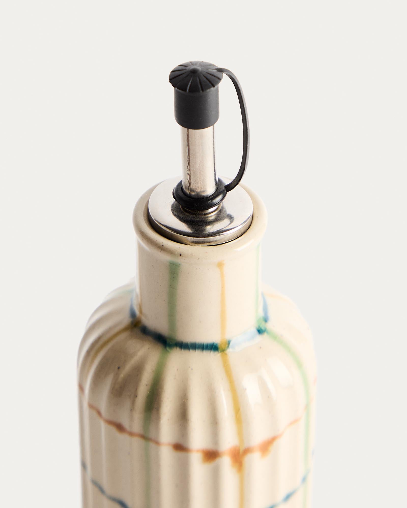 Elegante Ölflasche Belor aus Keramik mit farbenfrohen Linien, ideal für die stilvolle Aufbewahrung von Öl und Essig, erhältlich bei Kave Home.