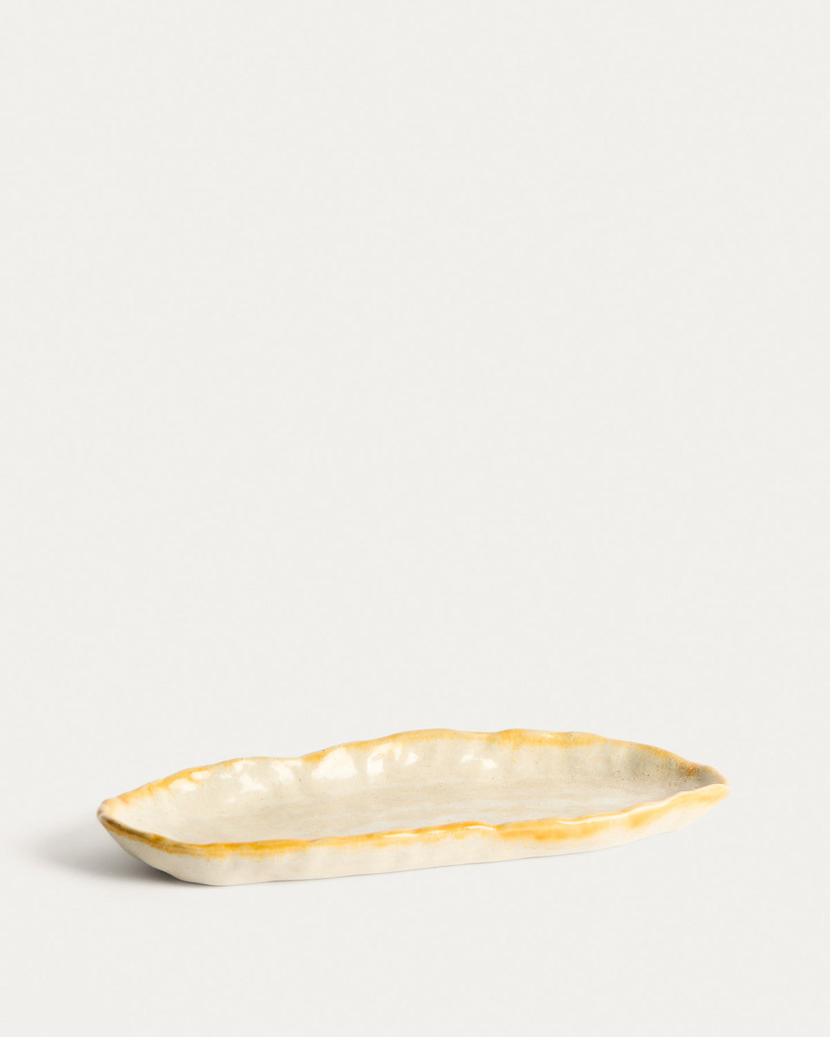 Tablett Belor aus Keramik in Weiss, 31,8 x 13 cm in Weiss, Gelb präsentiert im Onlineshop von KAQTU Design AG. Tablett ist von Kave Home
