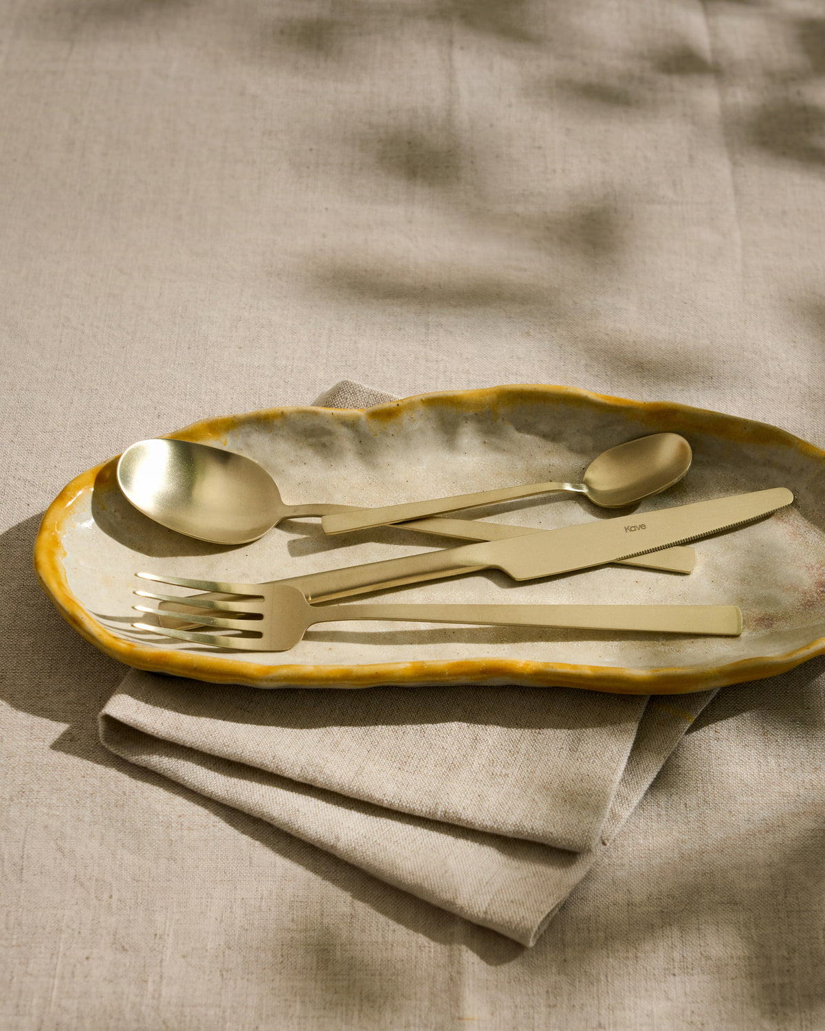 Tablett Belor aus Keramik in Weiss, 31,8 x 13 cm in Weiss, Gelb präsentiert im Onlineshop von KAQTU Design AG. Tablett ist von Kave Home