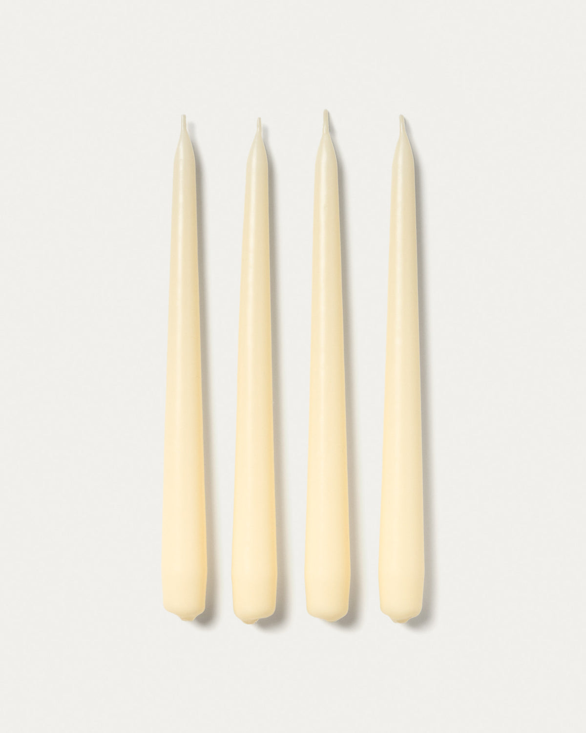 Set Talinen mit 4 weissen Kerzen in Weiss präsentiert im Onlineshop von KAQTU Design AG. Kerzen ist von Kave Home