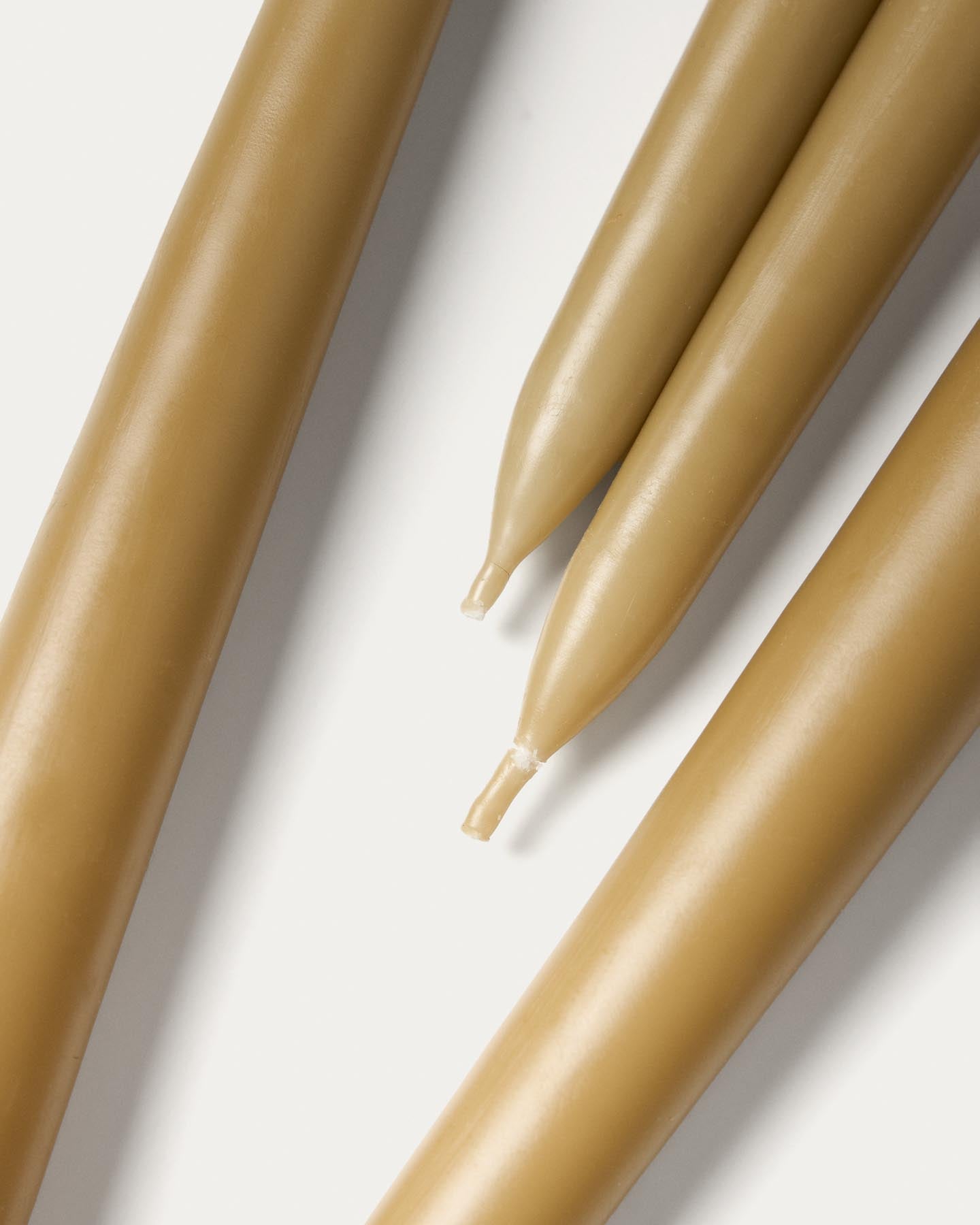 Set Talinen mit 4 beigen Kerzen in Beige präsentiert im Onlineshop von KAQTU Design AG. Kerzen ist von Kave Home