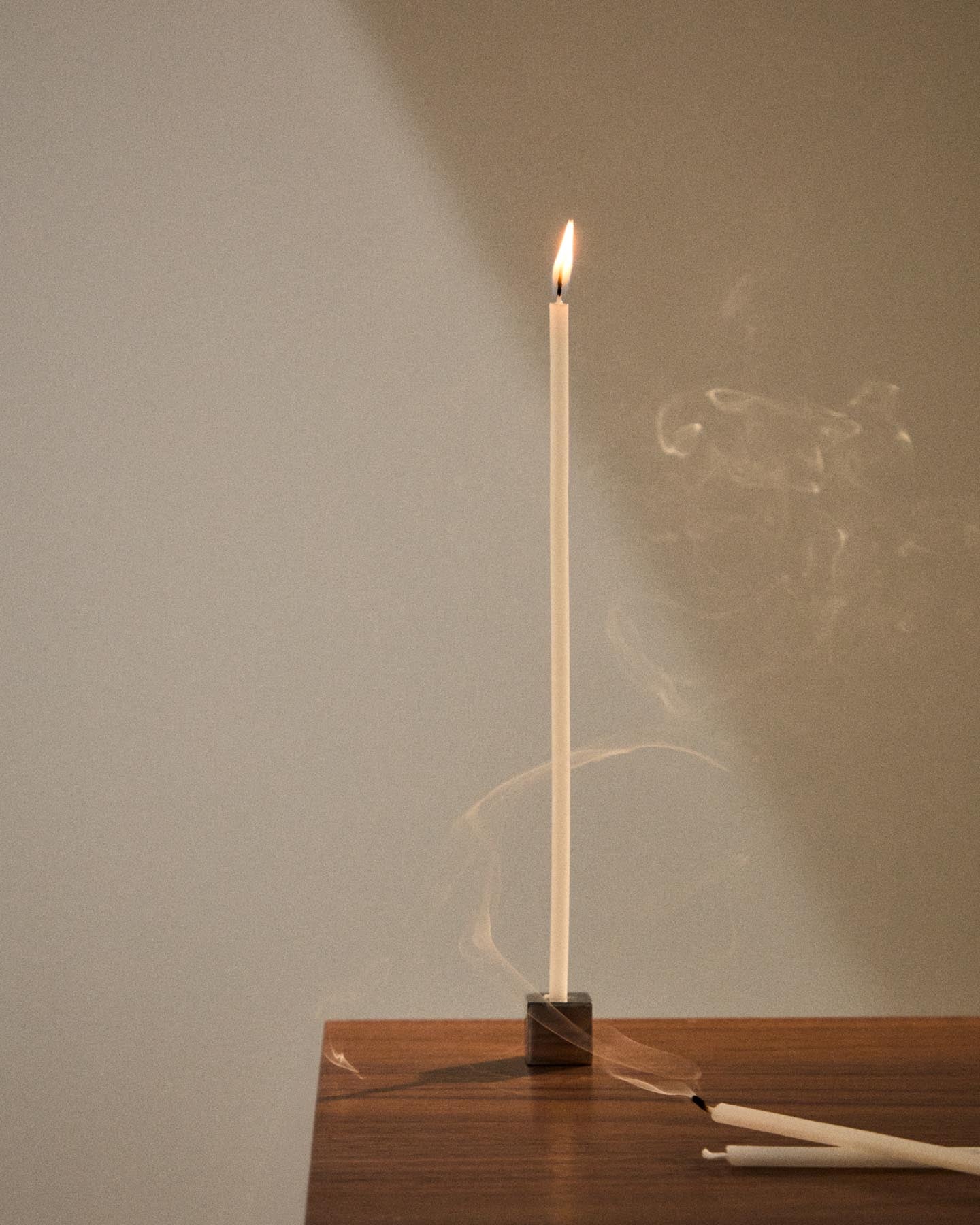 Set Solvin mit 20 Kerzen in Beige präsentiert im Onlineshop von KAQTU Design AG. Kerzen ist von Kave Home