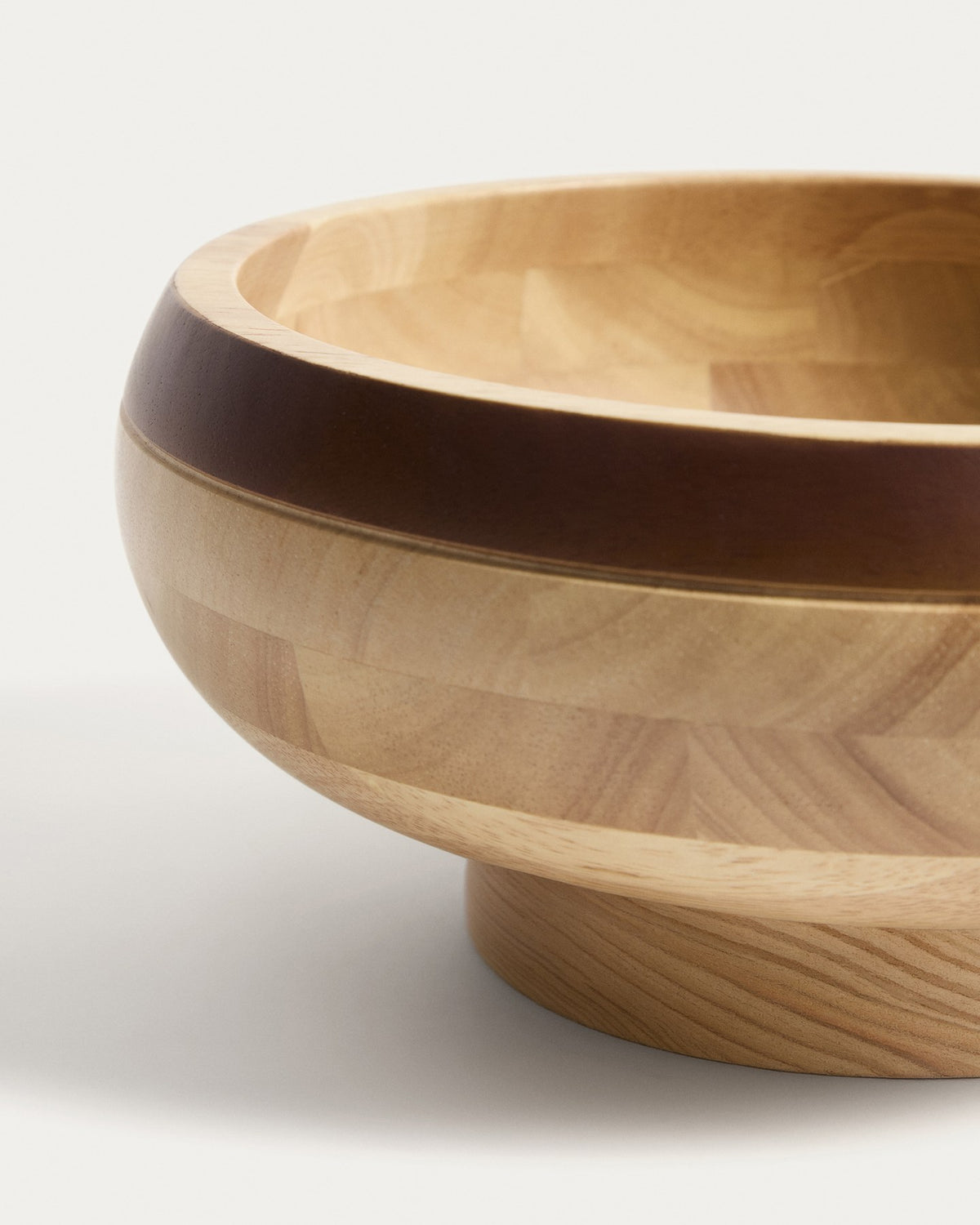 Grosse runde Schale aus Kautschukholz in Naturfarbe mit lackierter Oberfläche, Durchmesser 22 cm, Höhe 10 cm, sichtbare Holzmaserung.