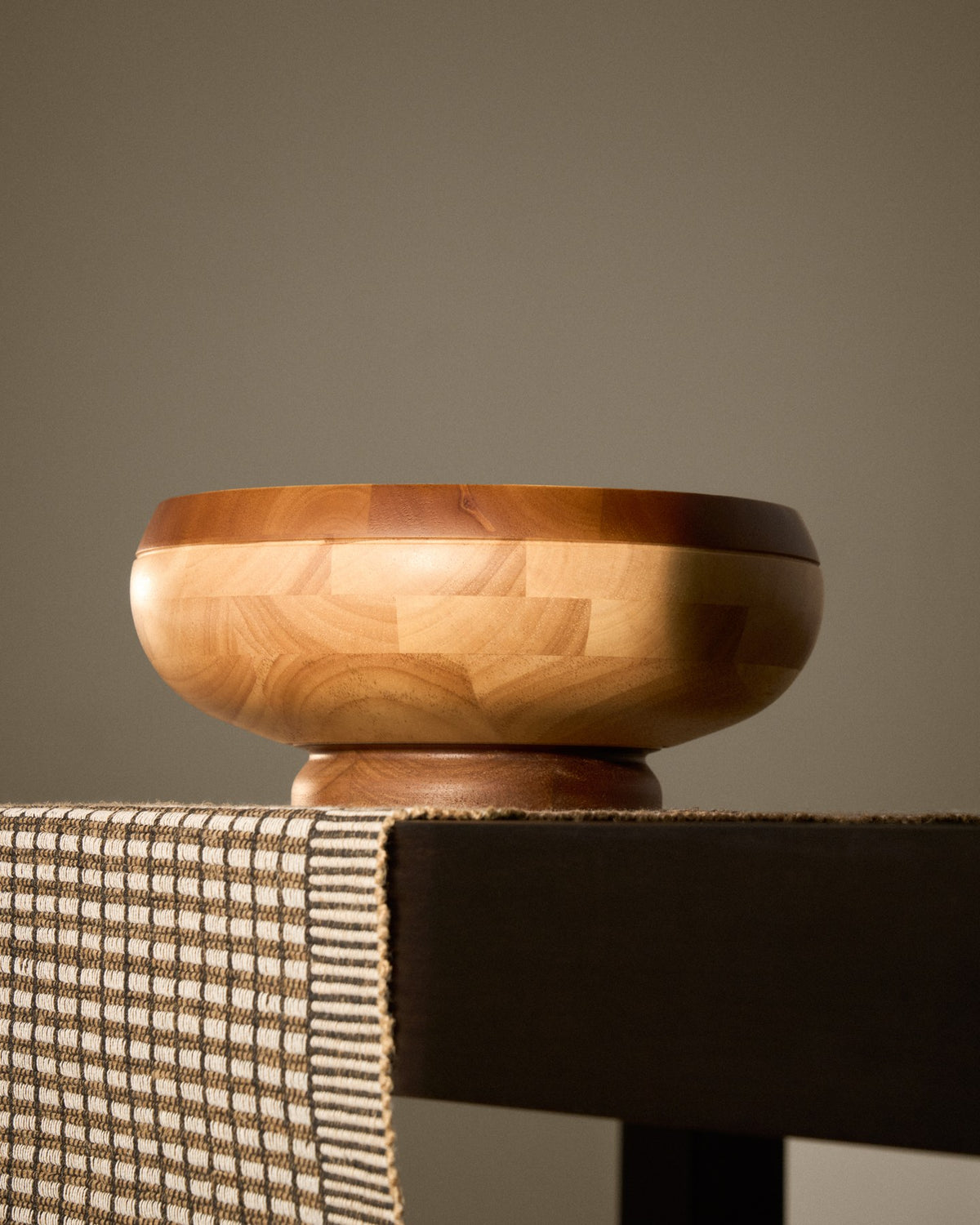 Grosse runde Schale aus Kautschukholz in Naturfarbe mit lackierter Oberfläche, Durchmesser 22 cm, Höhe 10 cm, sichtbare Holzmaserung.