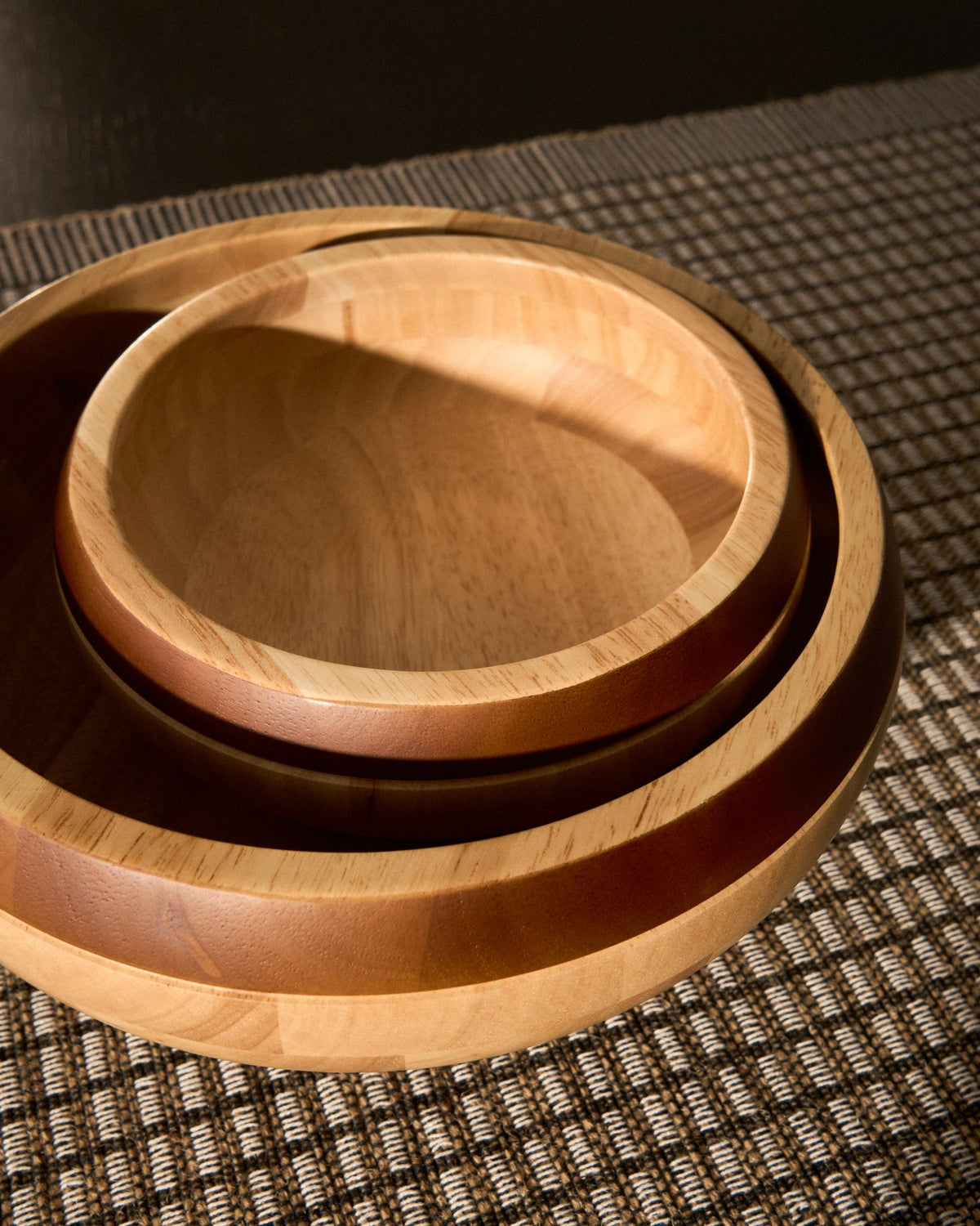 Grosse runde Schale aus Kautschukholz in Naturfarbe mit lackierter Oberfläche, Durchmesser 22 cm, Höhe 10 cm, sichtbare Holzmaserung.