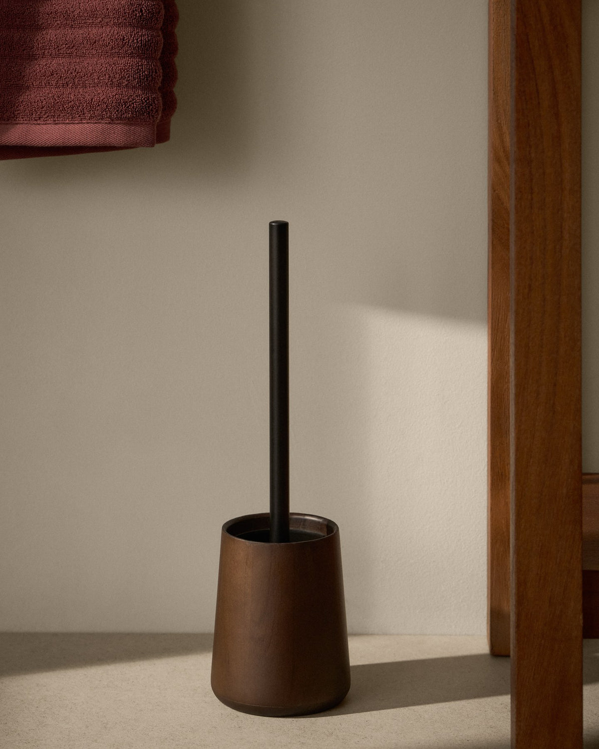 Toilettenbürste Eide von Kave Home aus dunkelbraunem, lackiertem Kautschukbaumholz mit Eisen- und Polypropylen-Anteilen, schlichte Form.