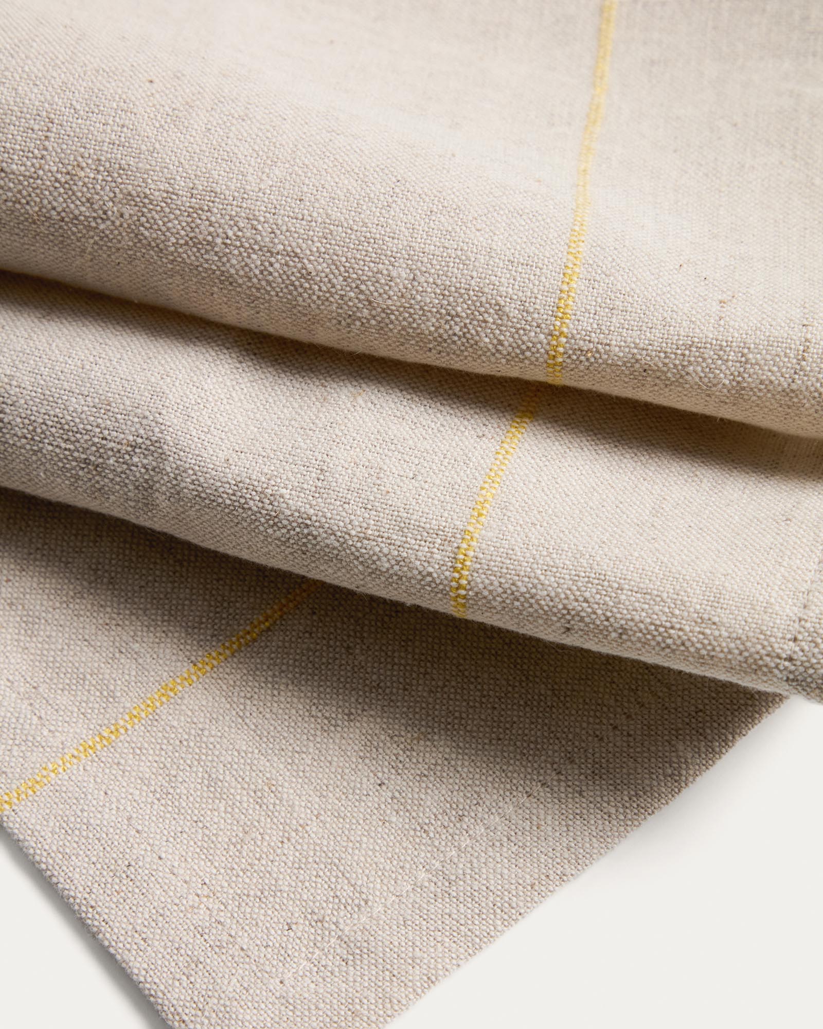 Stilvolles Servietten-Set Ulaen mit zwei 35 x 35 cm großen Servietten aus Baumwolle und Leinen in einem warmen Beigeton mit fröhlichen gelben Streifen.