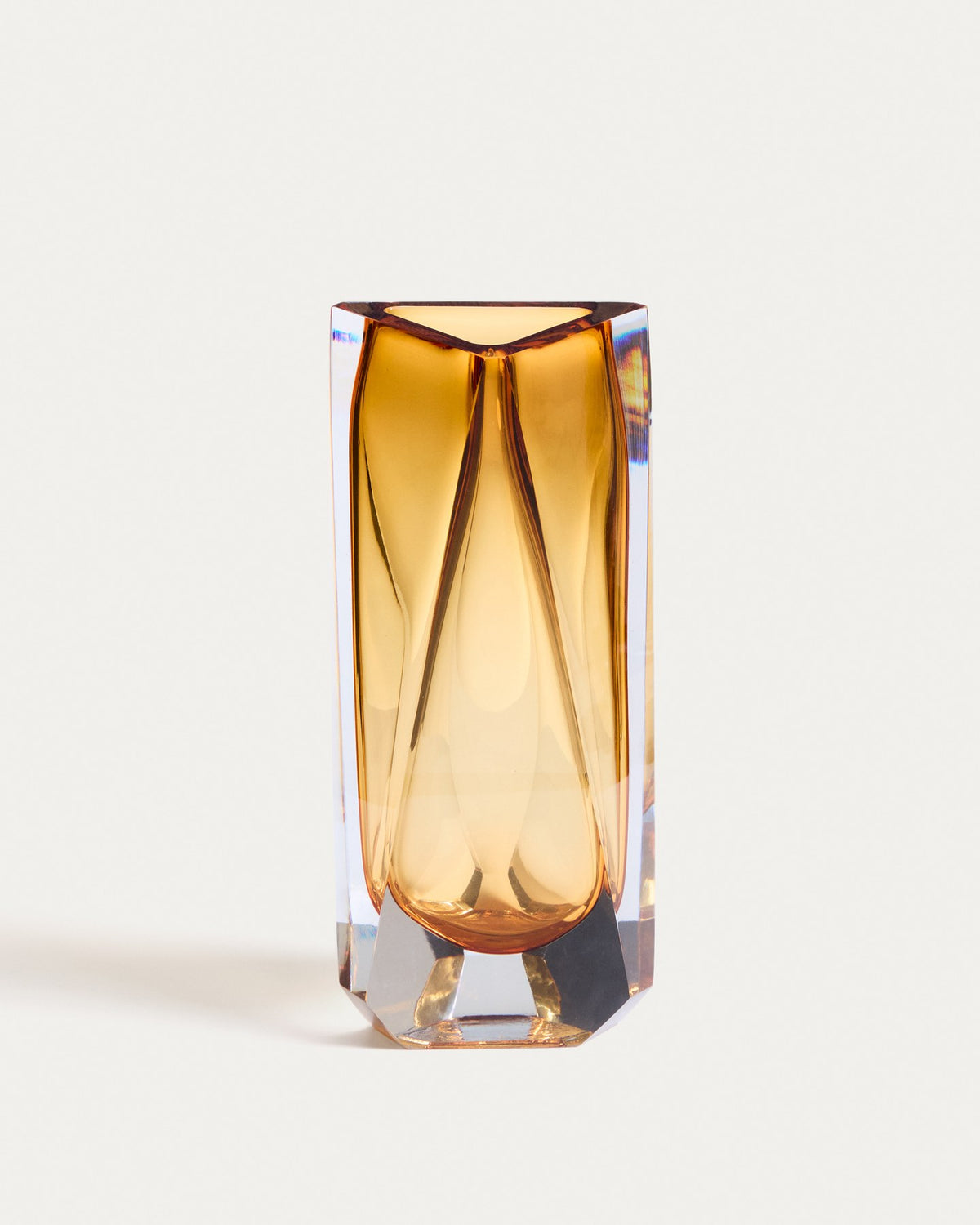 Bernsteinfarbene Glasvase Uconi von Kave Home mit facettierter Oberfläche und schlanker Form, Höhe 31 cm, aus mundgeblasenem Glas gefertigt.