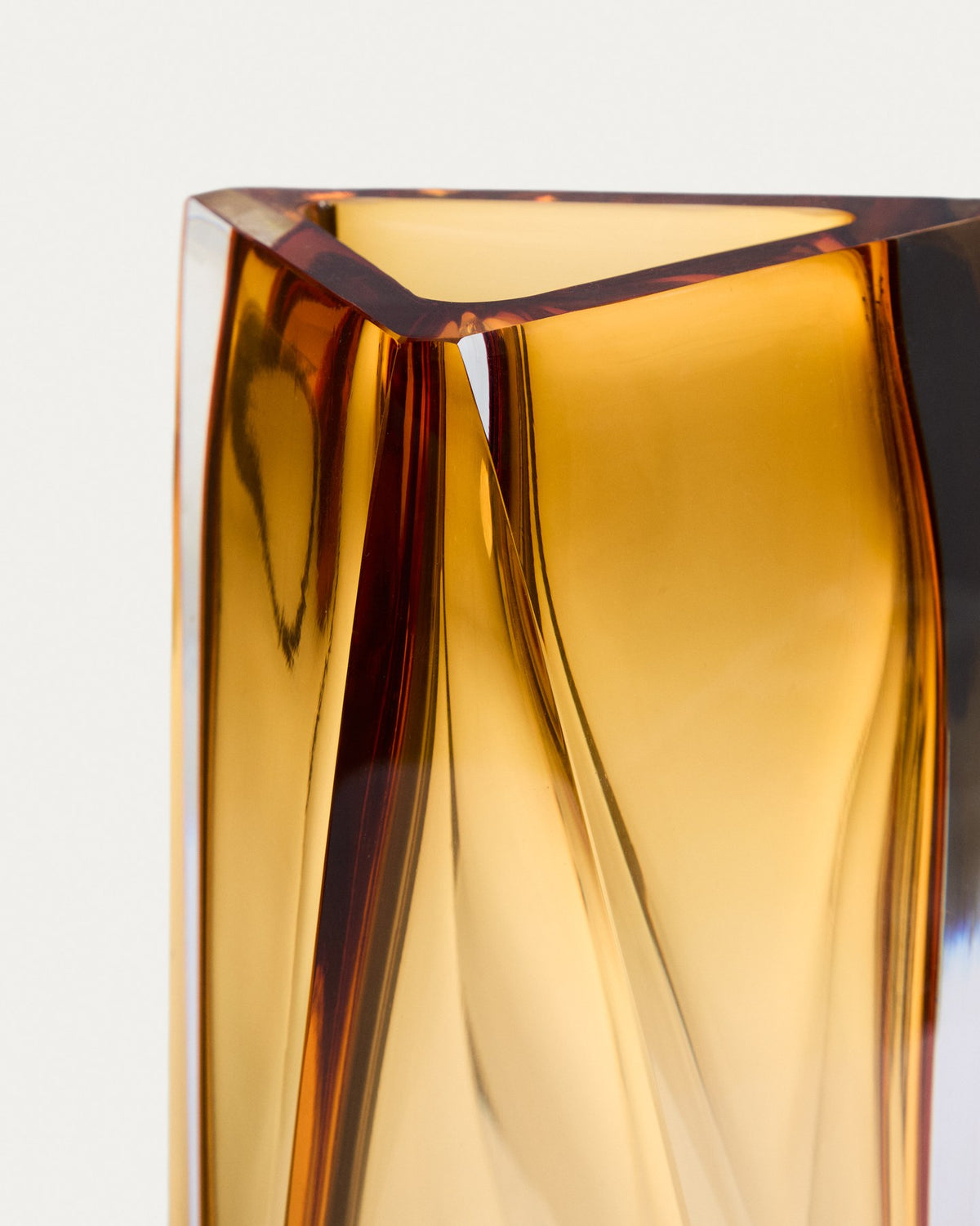 Bernsteinfarbene Glasvase Uconi von Kave Home mit facettierter Oberfläche und schlanker Form, Höhe 31 cm, aus mundgeblasenem Glas gefertigt.