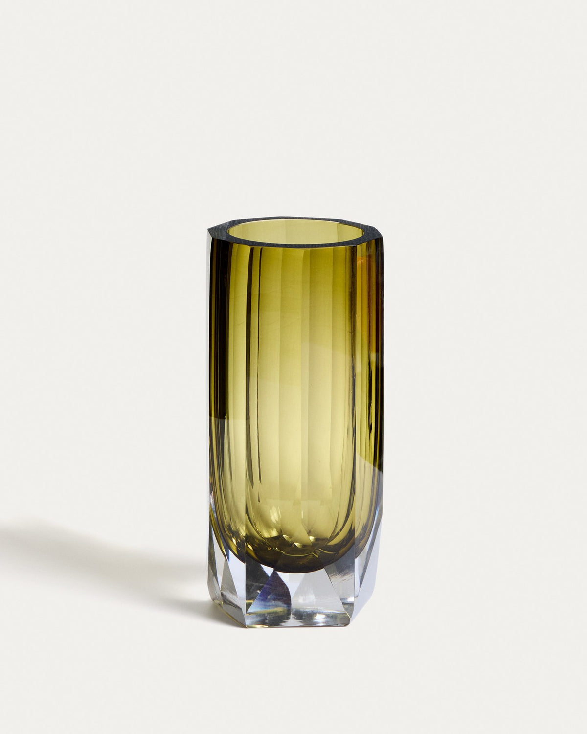 Facettierte Vase Uconi aus hellgrünem, mundgeblasenem Glas mit runder Öffnung, Höhe 26 cm, Durchmesser 11.5 cm, von Kave Home.