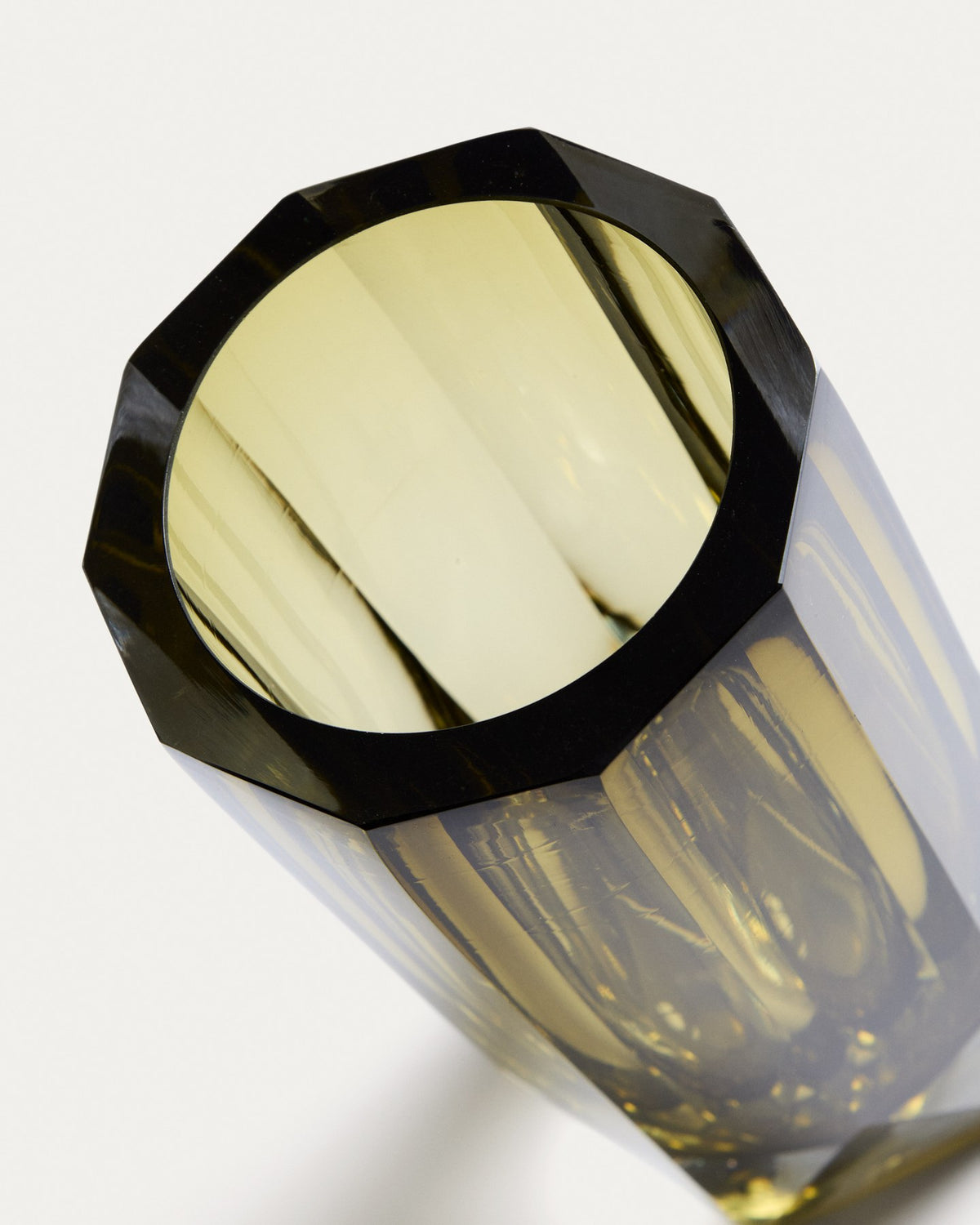 Facettierte Vase Uconi aus hellgrünem, mundgeblasenem Glas mit runder Öffnung, Höhe 26 cm, Durchmesser 11.5 cm, von Kave Home.