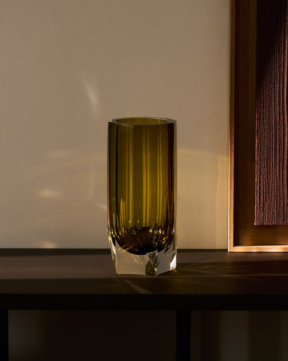 Facettierte Vase Uconi aus hellgrünem, mundgeblasenem Glas mit runder Öffnung, Höhe 26 cm, Durchmesser 11.5 cm, von Kave Home.