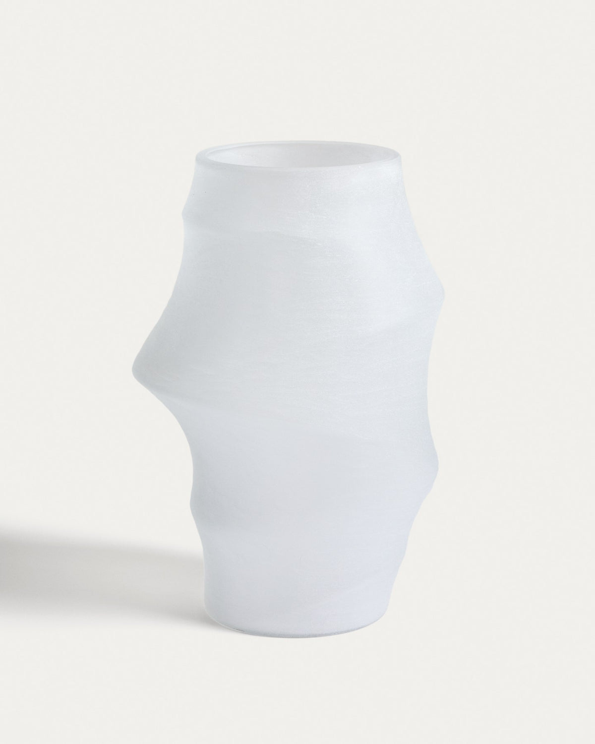 Weisse Vase Neluo aus mattiertem Opalglas mit unregelmässiger, mundgeblasener Form, Höhe 49 cm, auf neutralem Hintergrund.
