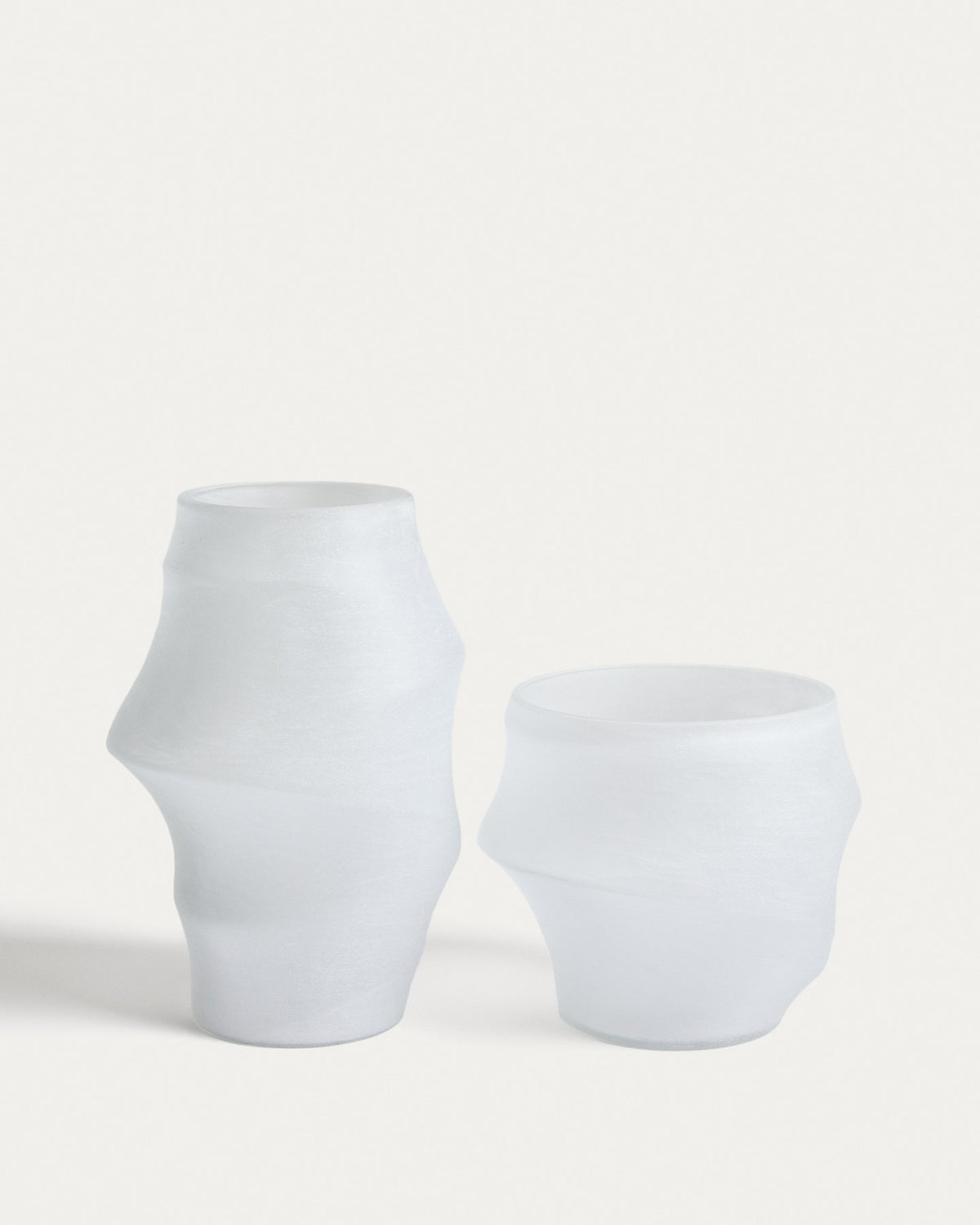 Weisse Vase Neluo aus mattiertem Opalglas mit unregelmässiger, mundgeblasener Form, Höhe 49 cm, auf neutralem Hintergrund.