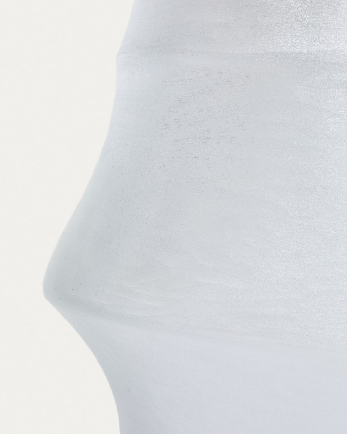 Weisse Vase Neluo aus mattiertem Opalglas mit unregelmässiger, mundgeblasener Form, Höhe 49 cm, auf neutralem Hintergrund.