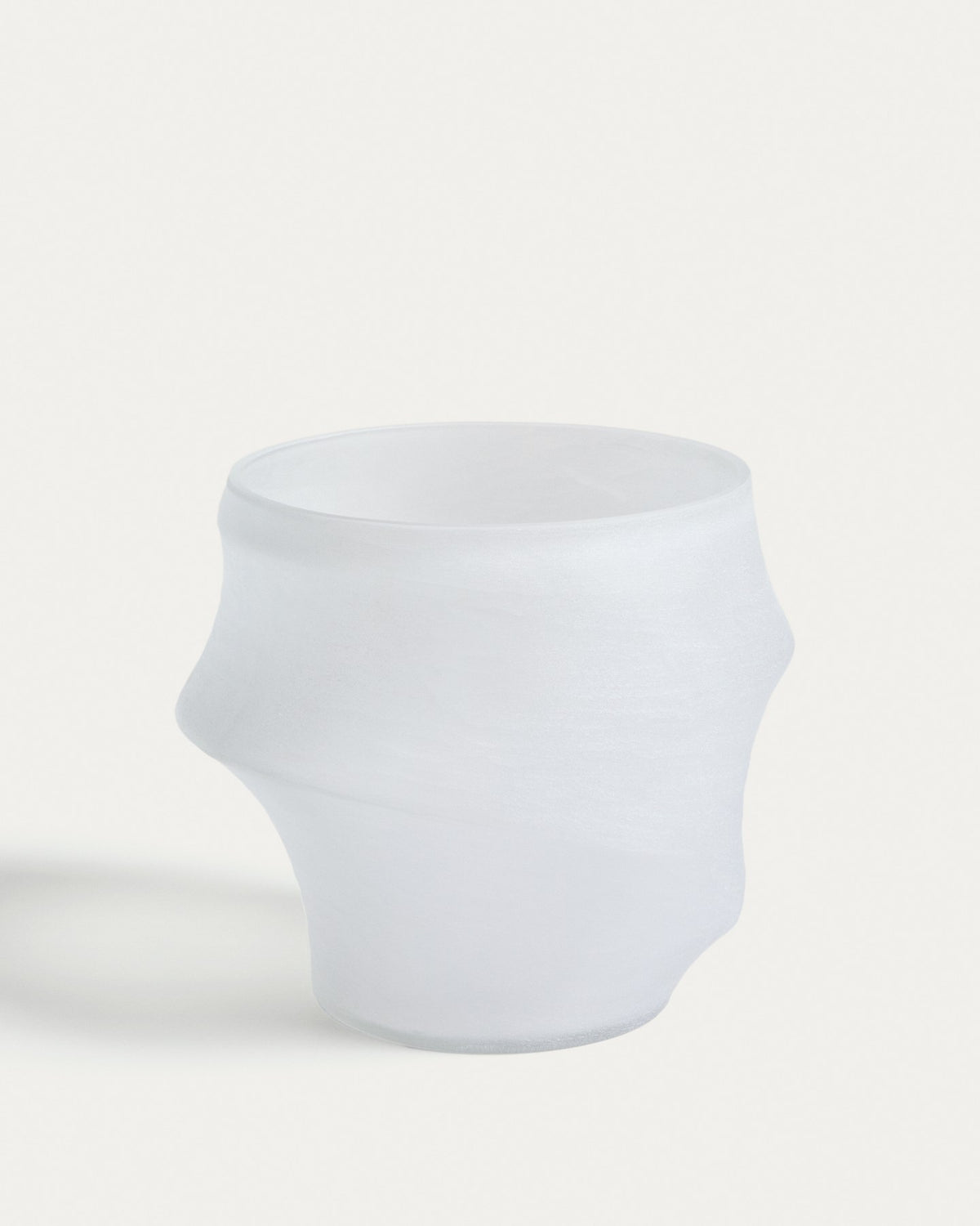 Weisse Vase Neluo aus mundgeblasenem Opalglas mit mattierter Oberfläche und unregelmässiger Form, Höhe 31,5 cm, Öffnung 28 cm Durchmesser.