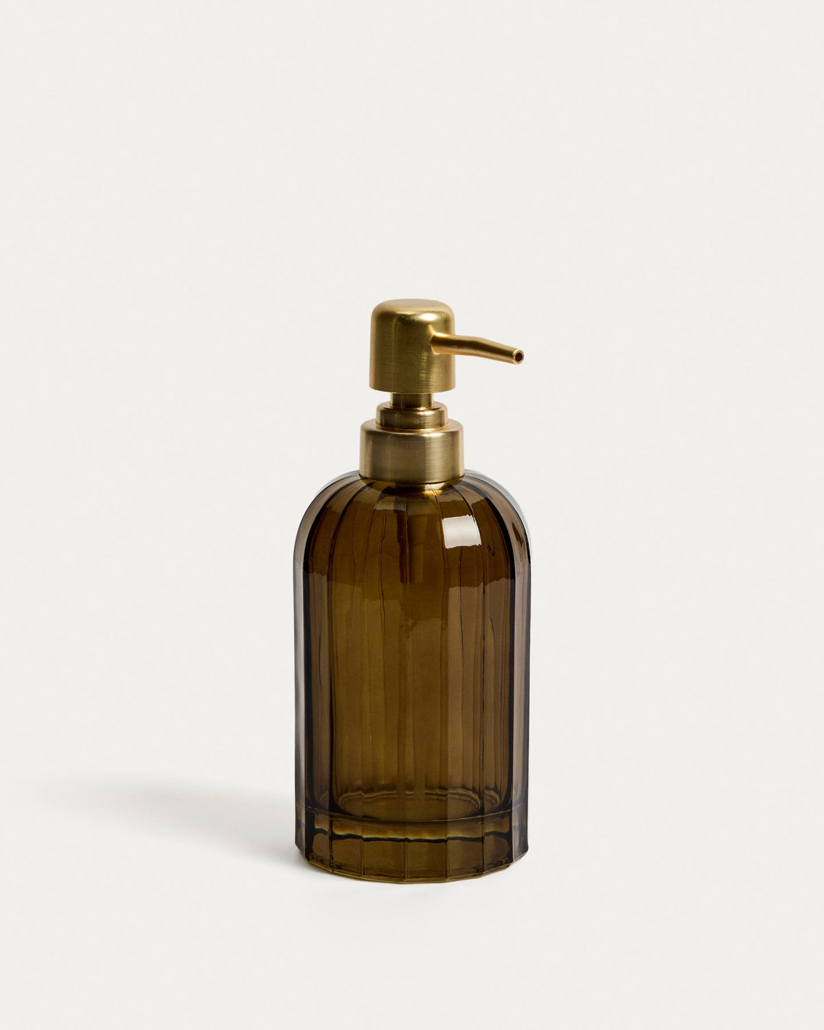 Seifenspender Anetan von Kave Home aus grünem Glas mit farbiger Oberfläche, runde Form, Durchmesser 7.5 cm, Höhe 10 cm, für das Badezimmer