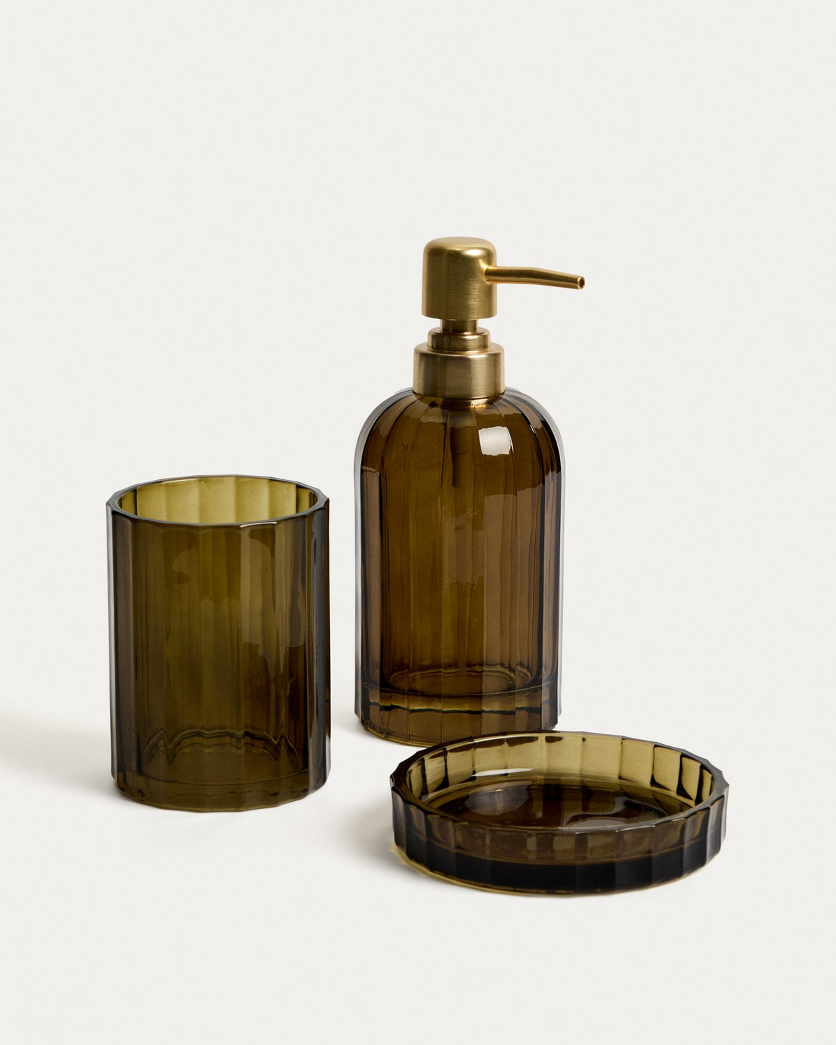 Seifenspender Anetan von Kave Home aus grünem Glas mit farbiger Oberfläche, runde Form, Durchmesser 7.5 cm, Höhe 10 cm, für das Badezimmer