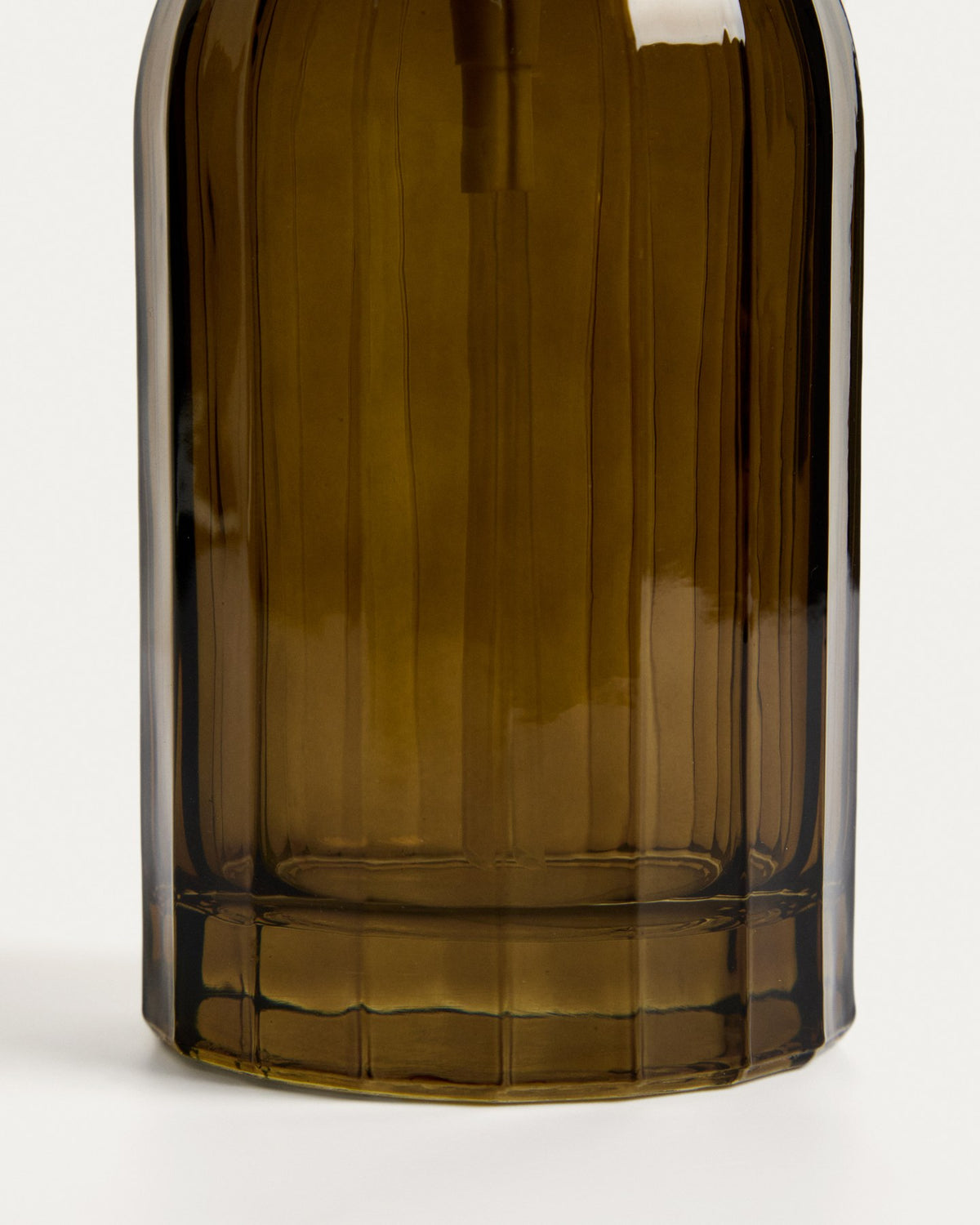 Seifenspender Anetan von Kave Home aus grünem Glas mit farbiger Oberfläche, runde Form, Durchmesser 7.5 cm, Höhe 10 cm, für das Badezimmer