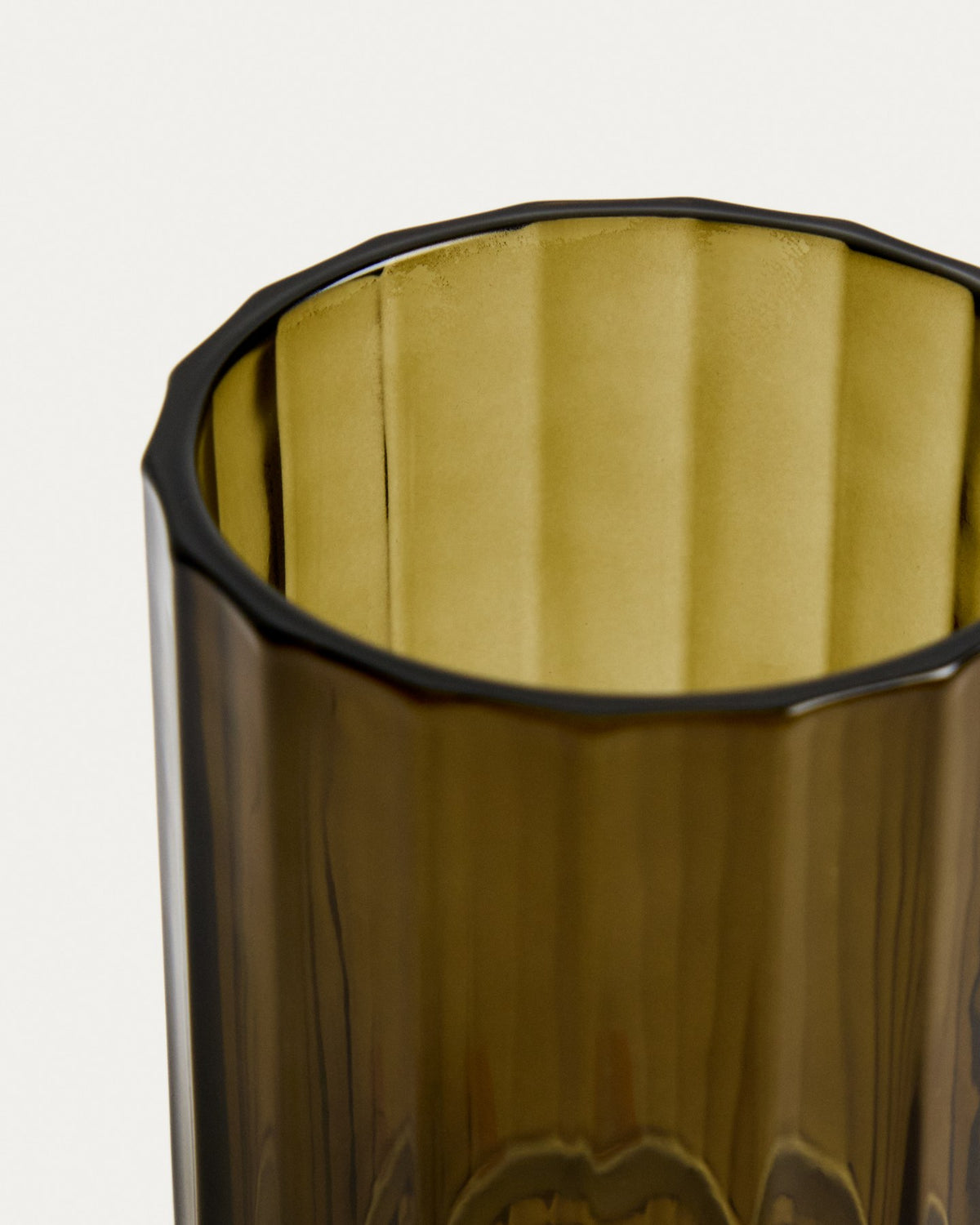 Runder Zahnbürstenhalter aus grünem Glas mit farbiger Oberfläche, Durchmesser 11 cm, Höhe 2 cm, auf hellem Untergrund fotografiert.
