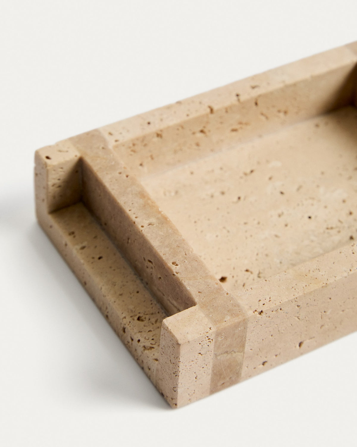 Seifenschale Zenen aus beigem Travertin mit natürlicher Maserung, ovale Form, matt geschliffene Oberfläche, Grösse 13x8.5x3 cm.