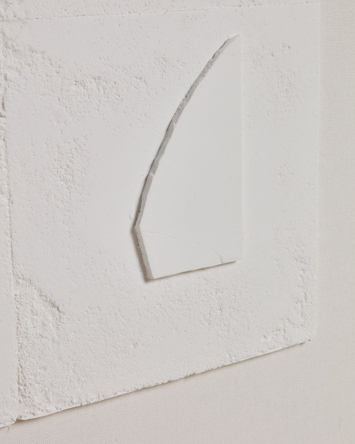Abstraktes weisses Wandbild Gadir aus Beton, Kiefernholz und Segeltuch, quadratische Form, 80 x 80 cm, Gipsrelief-Struktur.