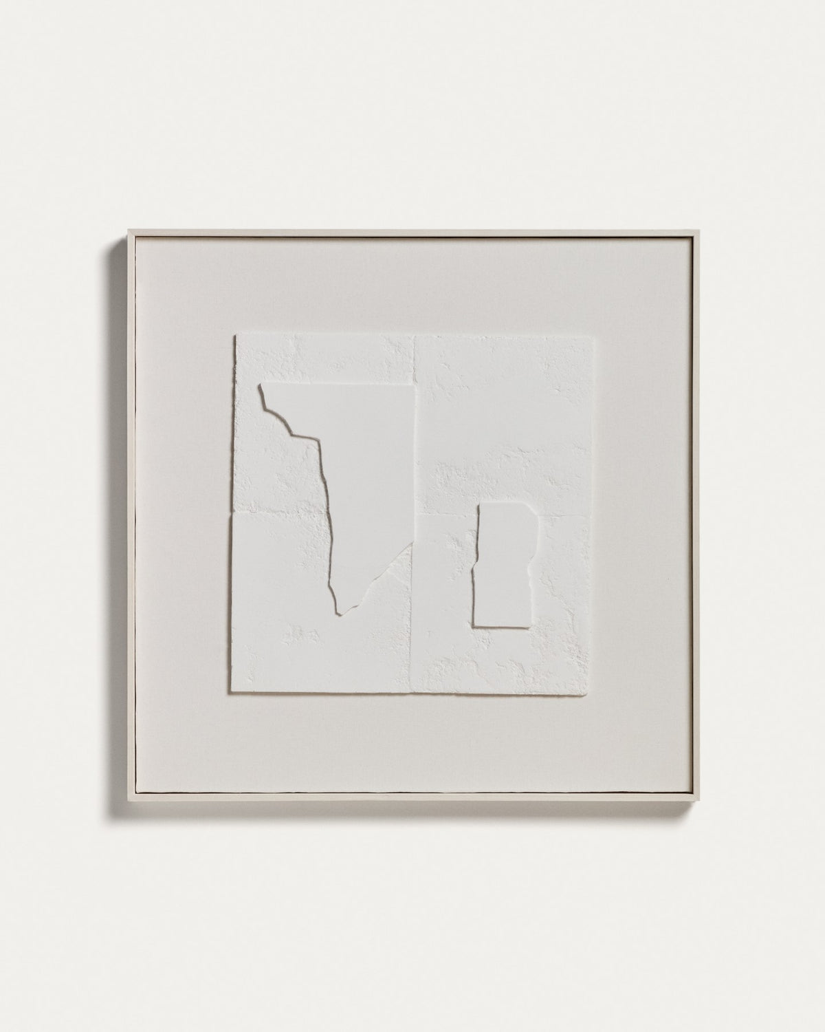 Abstraktes weisses Wandbild Gadir aus Beton, Kiefernholz und Segeltuch, quadratische Form, 80 x 80 cm, Gipsrelief-Struktur.